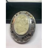 A LARGE HALLMARKED SHEFFIELD SILVER BROOCH WITH A HEAVY CARVED BONE CAMEO IN A PRESENTATION BOX