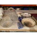 A MIXED LOT TO INCLUDE GLASS FRUIT BOWLS, DECORATIVE BOWLS, LIDDED TRINKET DISH, SMALL GINGER JAR