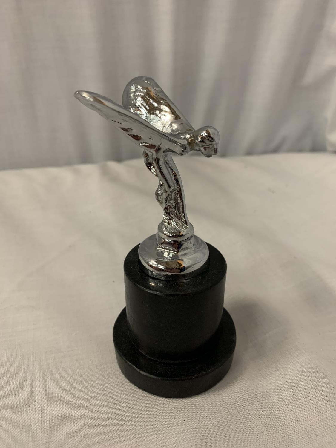 A CHROME FLYING LADY ON A MARBLE BASE H:12CM - Image 2 of 2