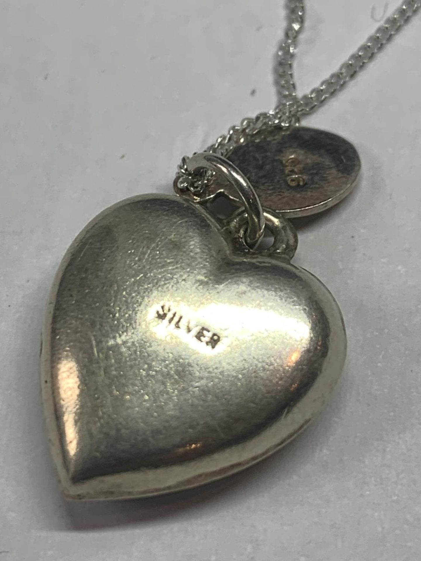 A MARKED 925 SILVER HEART PENDANT AND CHAIN IN A PRESENTATION BOX - Image 4 of 5