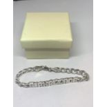 A MARKED 925 SILVER BRACELET 'SIR WALLACE' WITH A PRESENTATION BOX