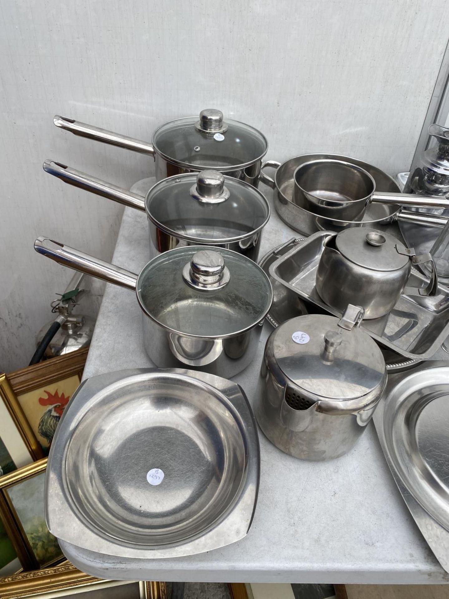 A LARGE ASSORTMENT OF STAINKLESS STEEL KITCHEN WARE TO INCLUDE PANS, TEAPOTS AND DISHES ETC - Image 2 of 3
