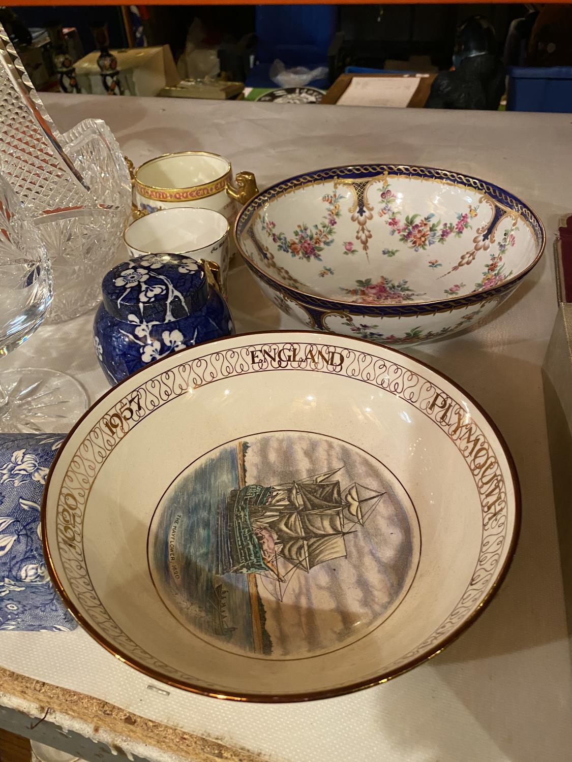 A MIXED LOT TO INCLUDE GLASS FRUIT BOWLS, DECORATIVE BOWLS, LIDDED TRINKET DISH, SMALL GINGER JAR - Image 2 of 5