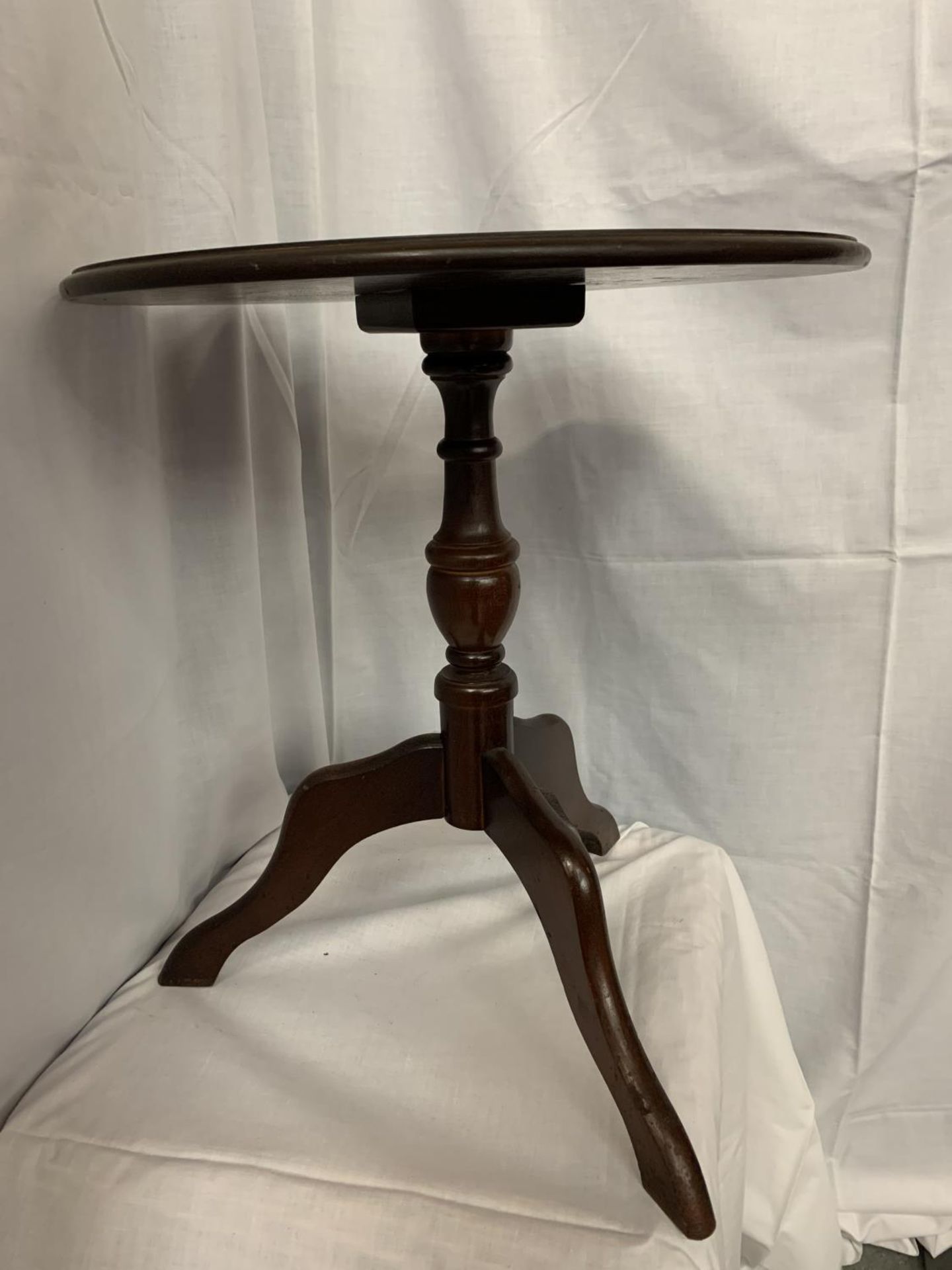 A SMALL CIRCULAR MAHOGANY SIDE TABLE WITH INLAID GREEN LEATHER TOP H:48CM - Image 3 of 3