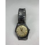 A GENEVA VINTAGE SPORTS WRIST WATCH IN WORKING ORDER