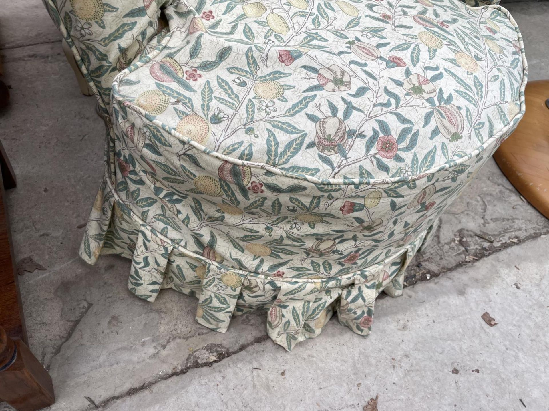 A MODERN BEDROOM CHAIR WITH FLORAL COVER - Image 3 of 3