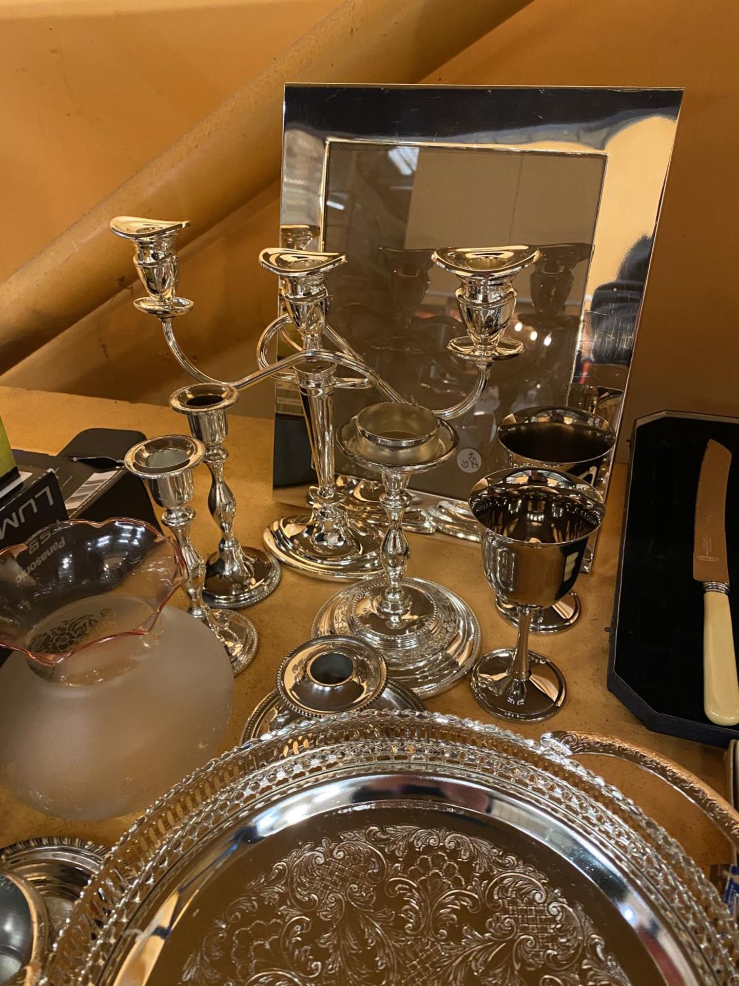 A LARGE QUANTITY OF SILVER PLATED TABLEWARE TO INCLUDE SEVERAL CANDLE STICK HOLDERS, TWO CARVING - Image 5 of 5