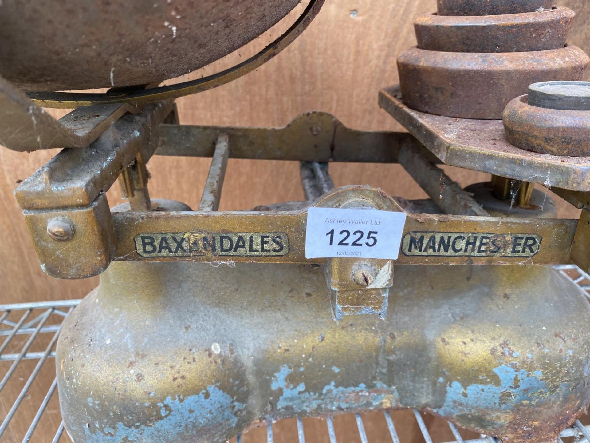 A SET OF LARGE VINTAGE 'BAXENDALES OF MANCHESTER' SCALES WITH WEIGHTS - Image 2 of 3