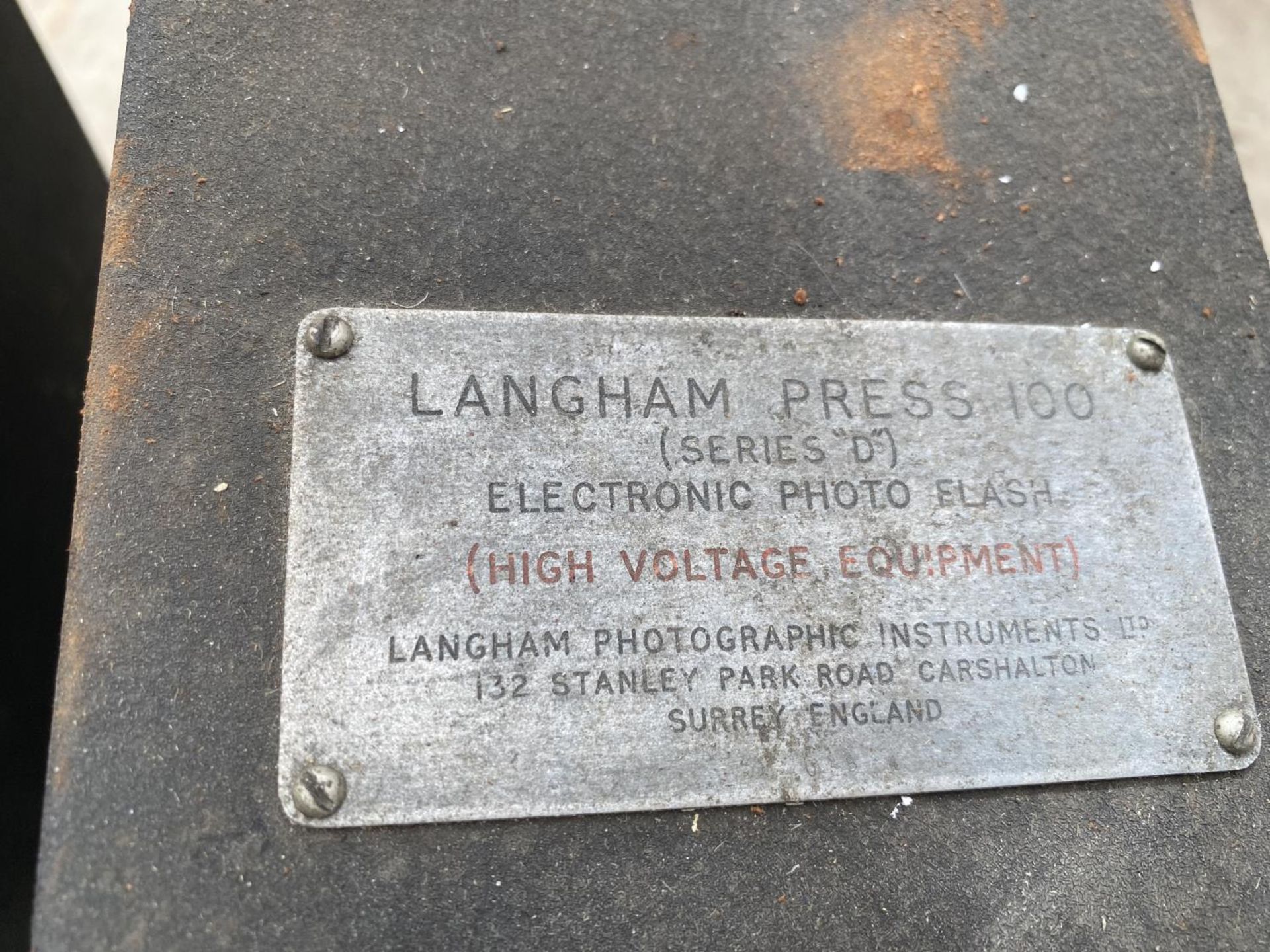 A PAIR OF VINTAGE LANGHAM PRESS 100 SERIES D ELECTRONIC PHOTO FLASH (ONE EMPTY OF INNERS) - Image 2 of 3