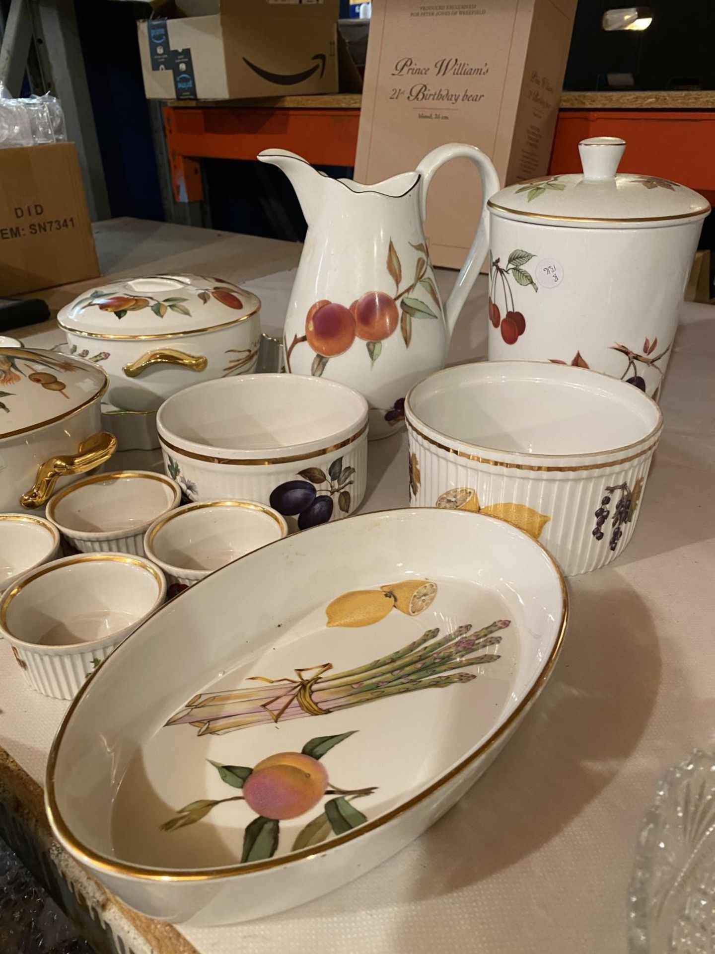 A MIXED COLLECTION OF ROYAL WORCESTER WARE TO INCLUDE LIDDED VEGETABLE DISHES, LARGE JUG, LIDDED - Image 2 of 3