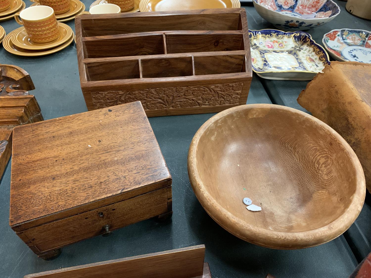 AN ASSORTMENT OF VARIOUS VINTAGE TREEN ITEMS TO INCLUDE A DESK TIDY, A FIGURE IN THE FORM OF AN - Image 4 of 4