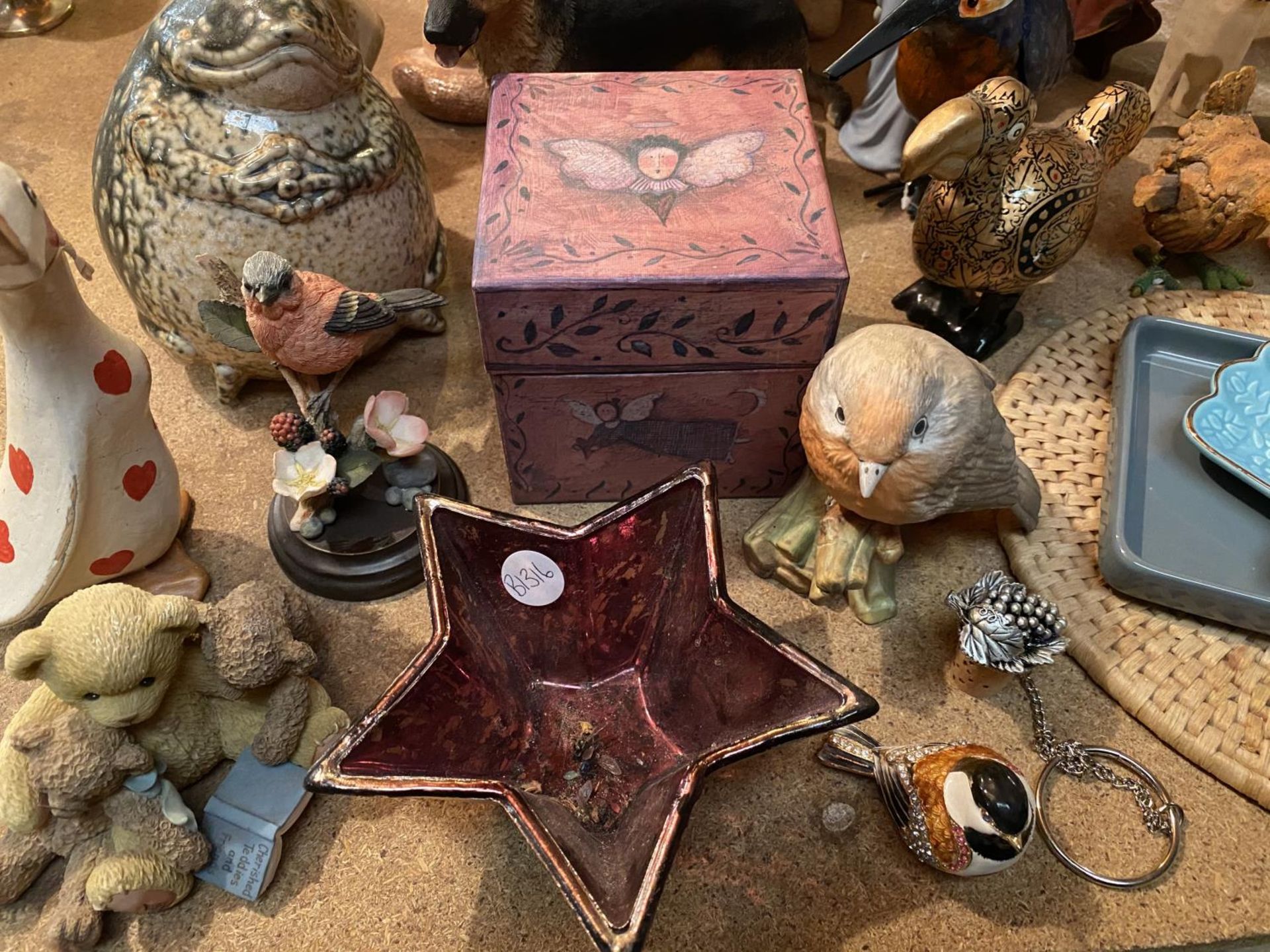 A LARGE COLLECTION OF ITEMS TO INCLUDE SEVERAL ANIMAL FIGURINES, DECORATIVE PLATES AND TRINKET - Image 5 of 6