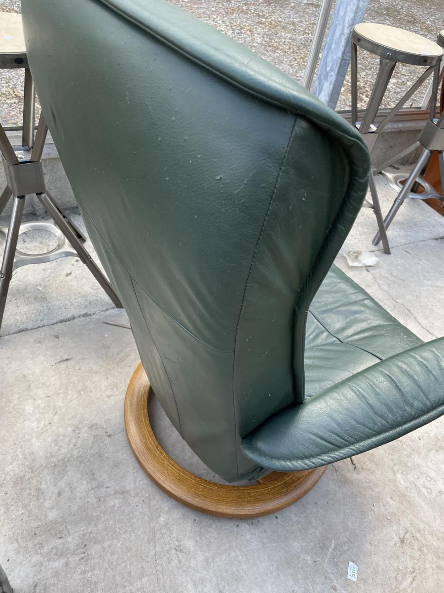 A GREEN EKORNES STRESSLESS CHAIR - Image 5 of 6