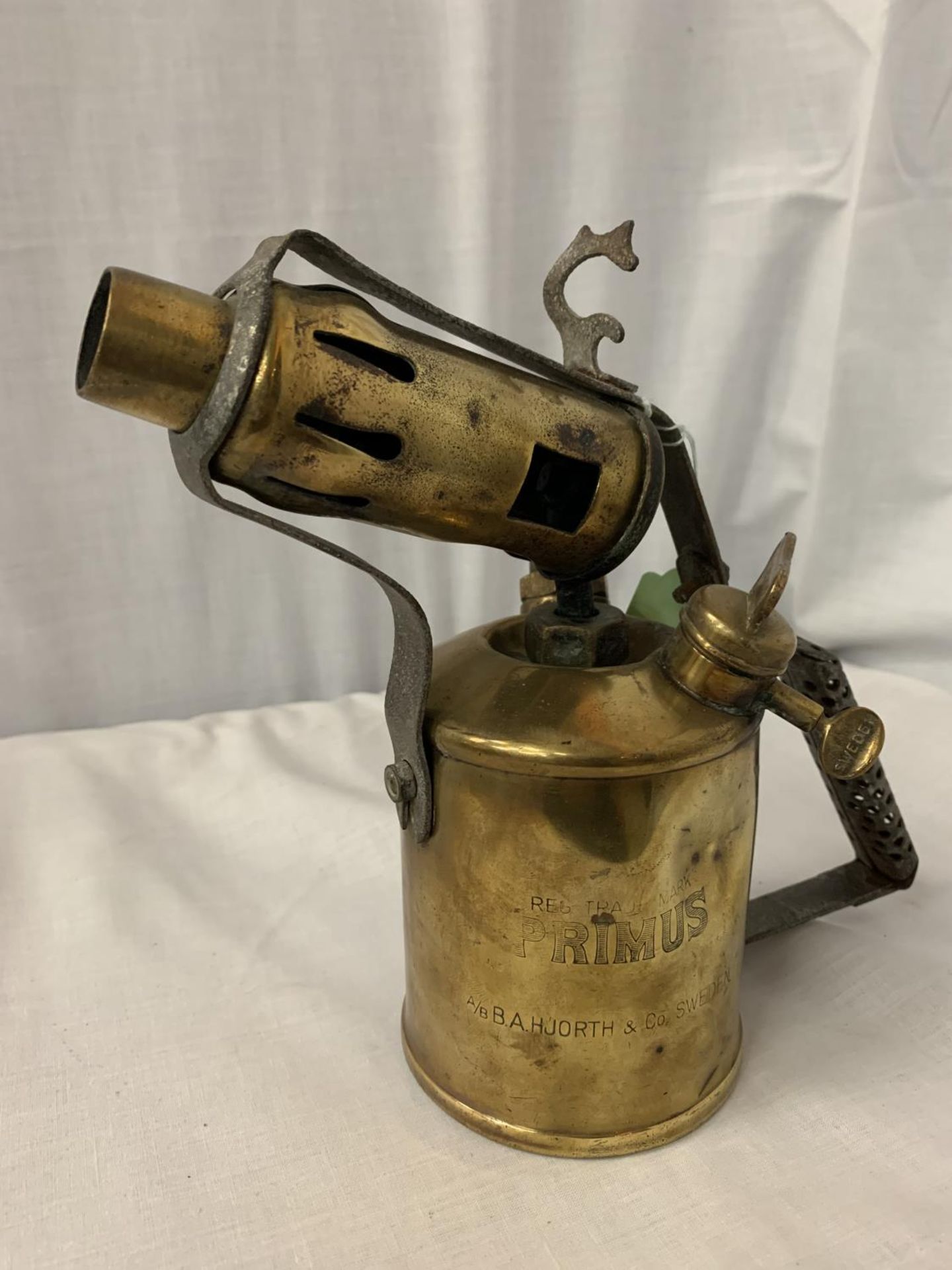 A PAIR OF VINTAGE BRASS BLOW TORCHES - Image 3 of 4