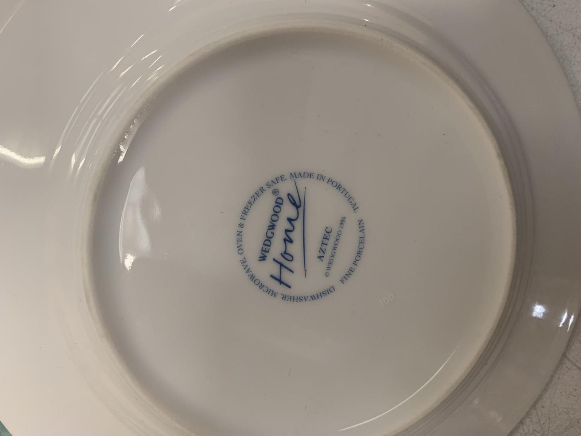 A SELECTION OF ROYAL DOULTON DINNERWARE AND OTHER SMALL DECORATIVE TRINKET TRAYS - Image 4 of 4