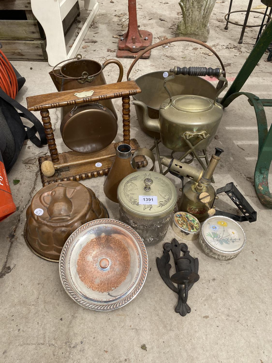 AN ASSORTMENT OF ITEMS TO INCLUDE A GONG, A JAM PAN AND COPPER JUG ETC