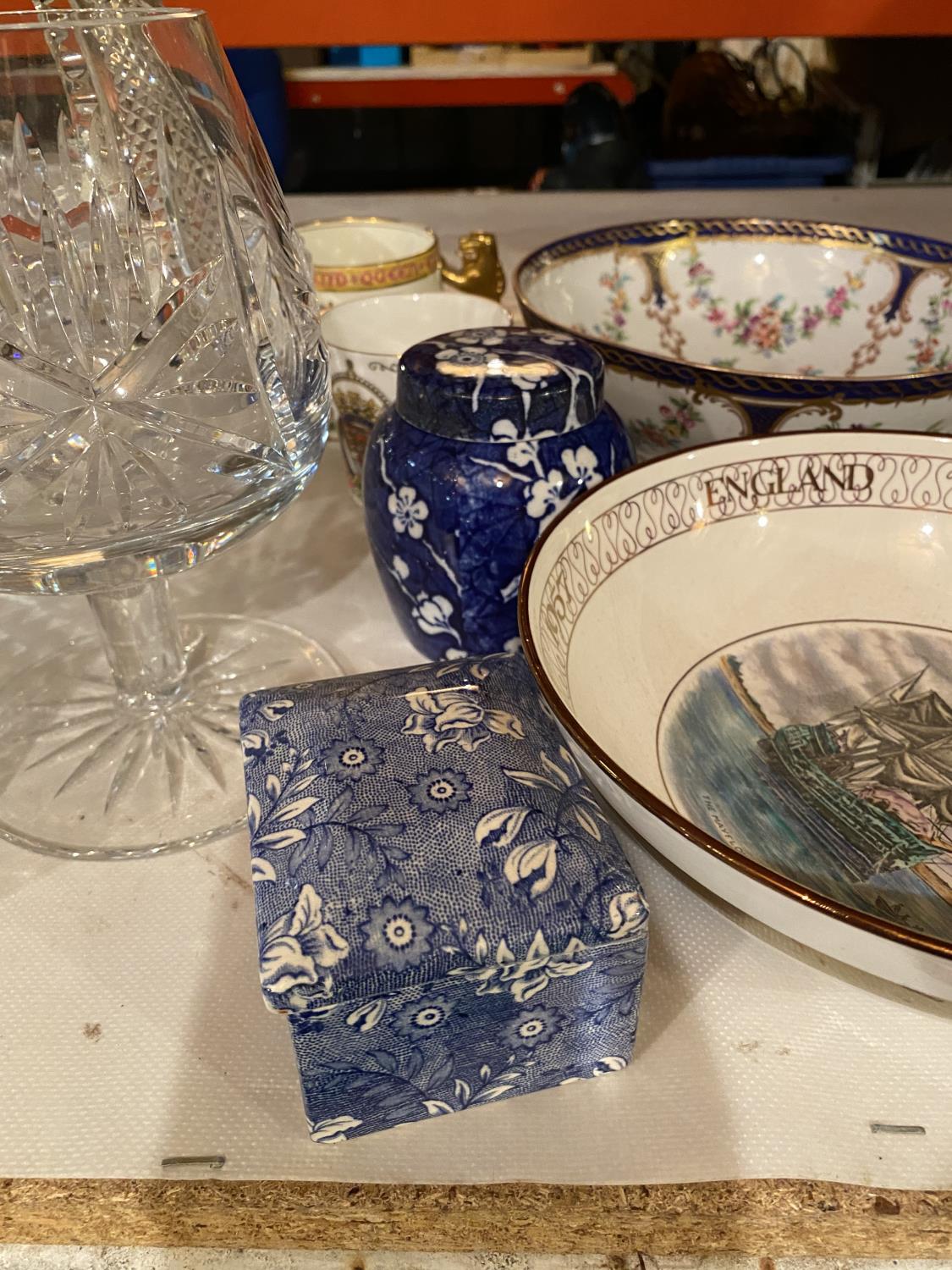 A MIXED LOT TO INCLUDE GLASS FRUIT BOWLS, DECORATIVE BOWLS, LIDDED TRINKET DISH, SMALL GINGER JAR - Image 3 of 5