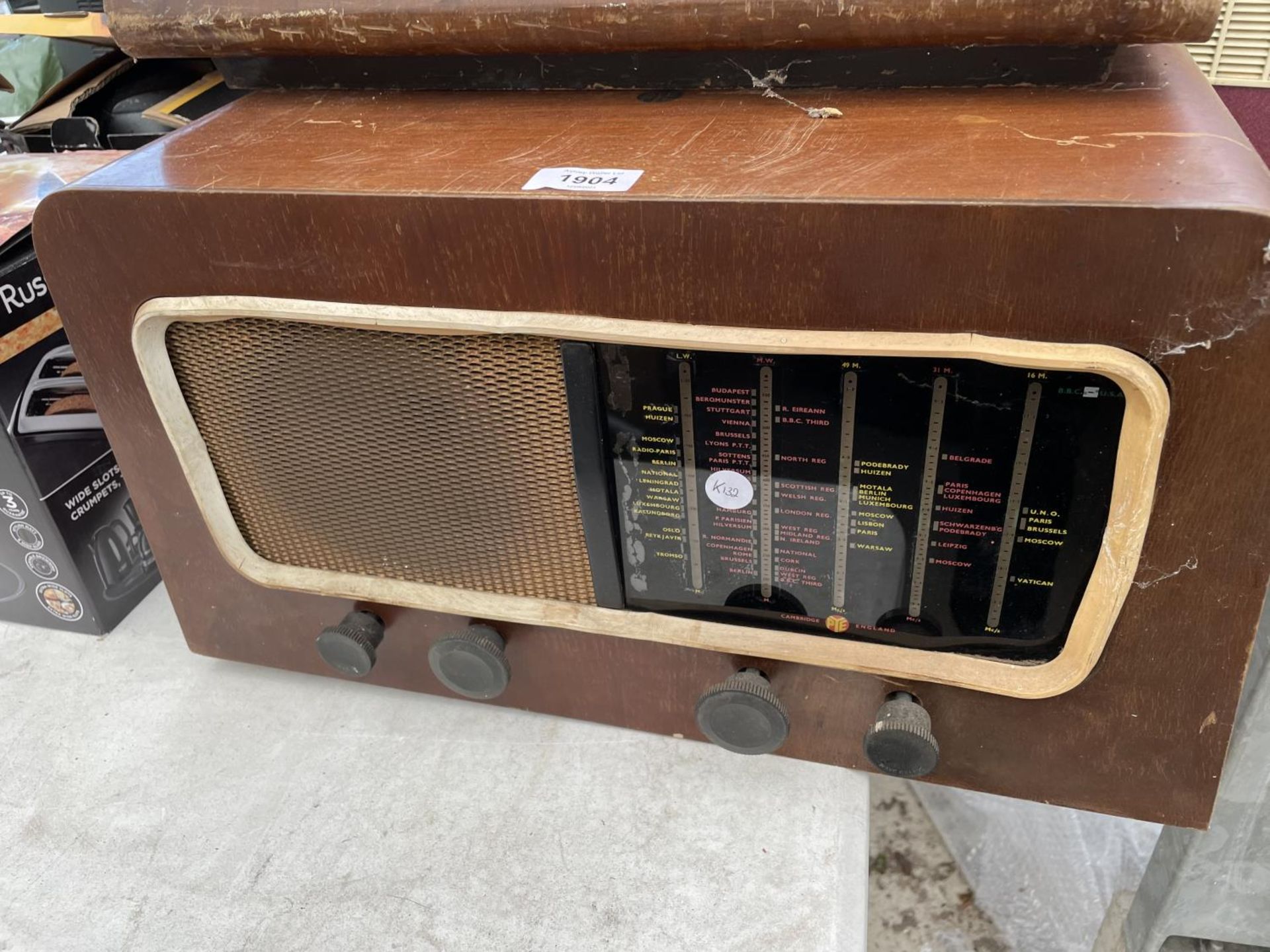 THREE VINTAGE RADIOS TO INCLUDE A FERGUSON AND A PYE ETC - Image 3 of 5