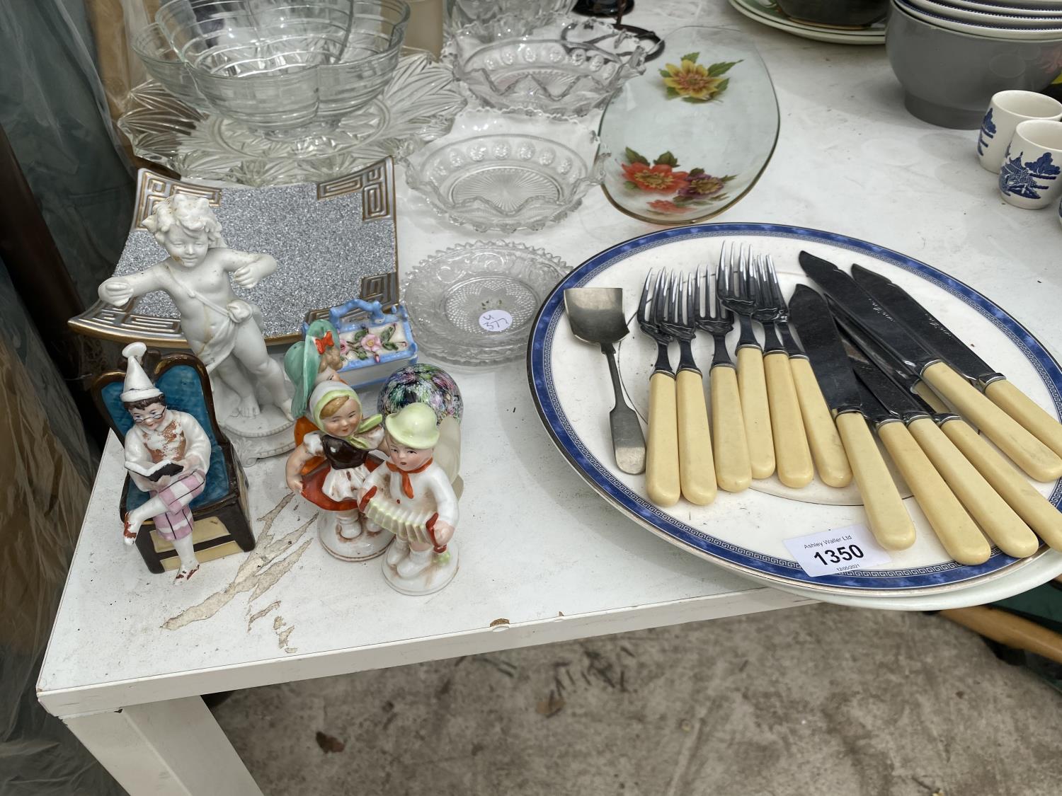 AN ASSORTMENT OF ITEMS TO INCLUDE FLATWARE, GLASS DISHES ETC - Image 3 of 3