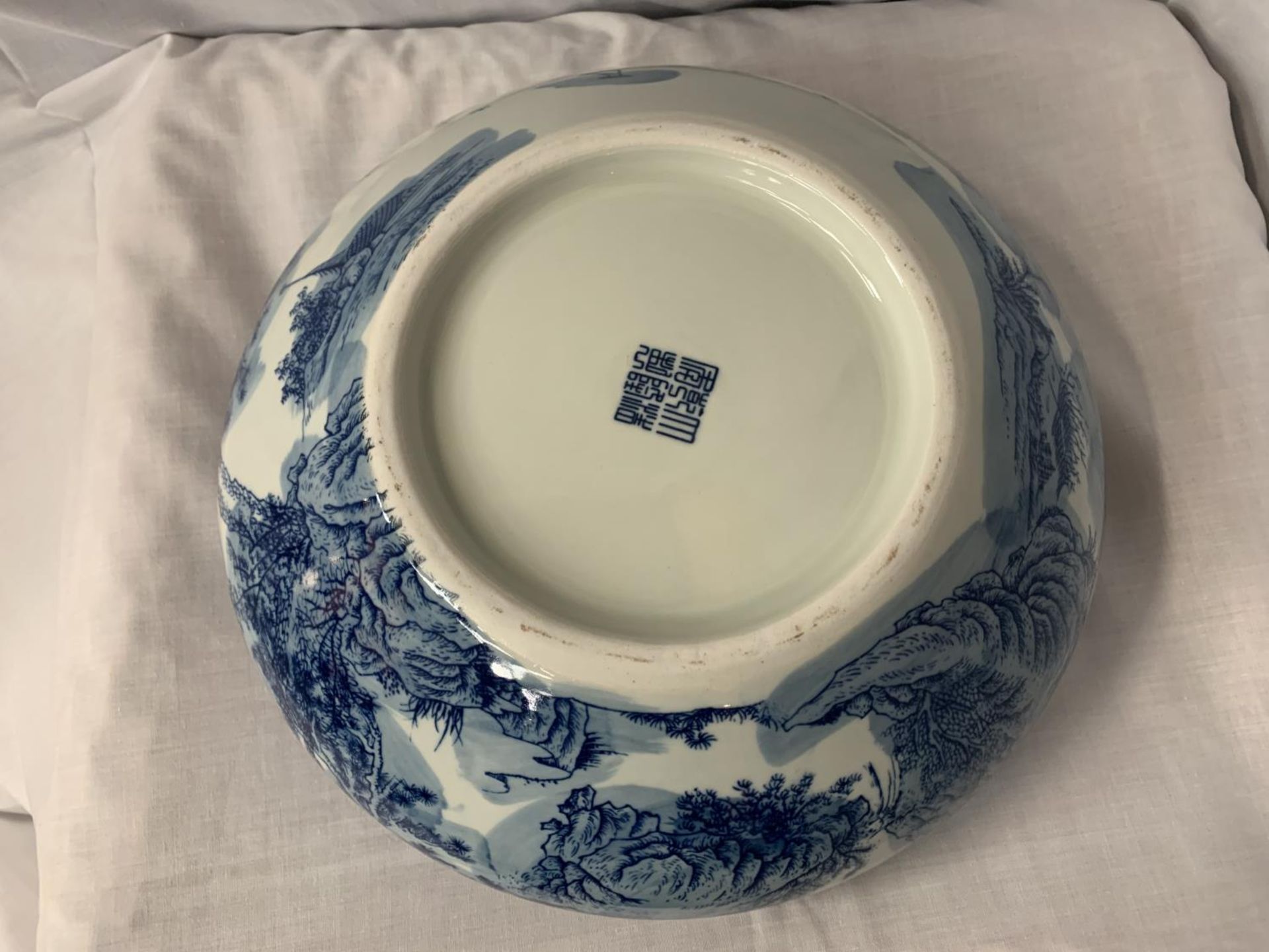 A LARGE HEAVY BLUE AND WHITE CERAMIC BOWL WITH ORIENTAL DECORATION DIA: 32CM - Image 4 of 4