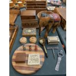 AN ASSORTMENT OF VARIOUS VINTAGE TREEN ITEMS TO INCLUDE A DESK TIDY, A FIGURE IN THE FORM OF AN