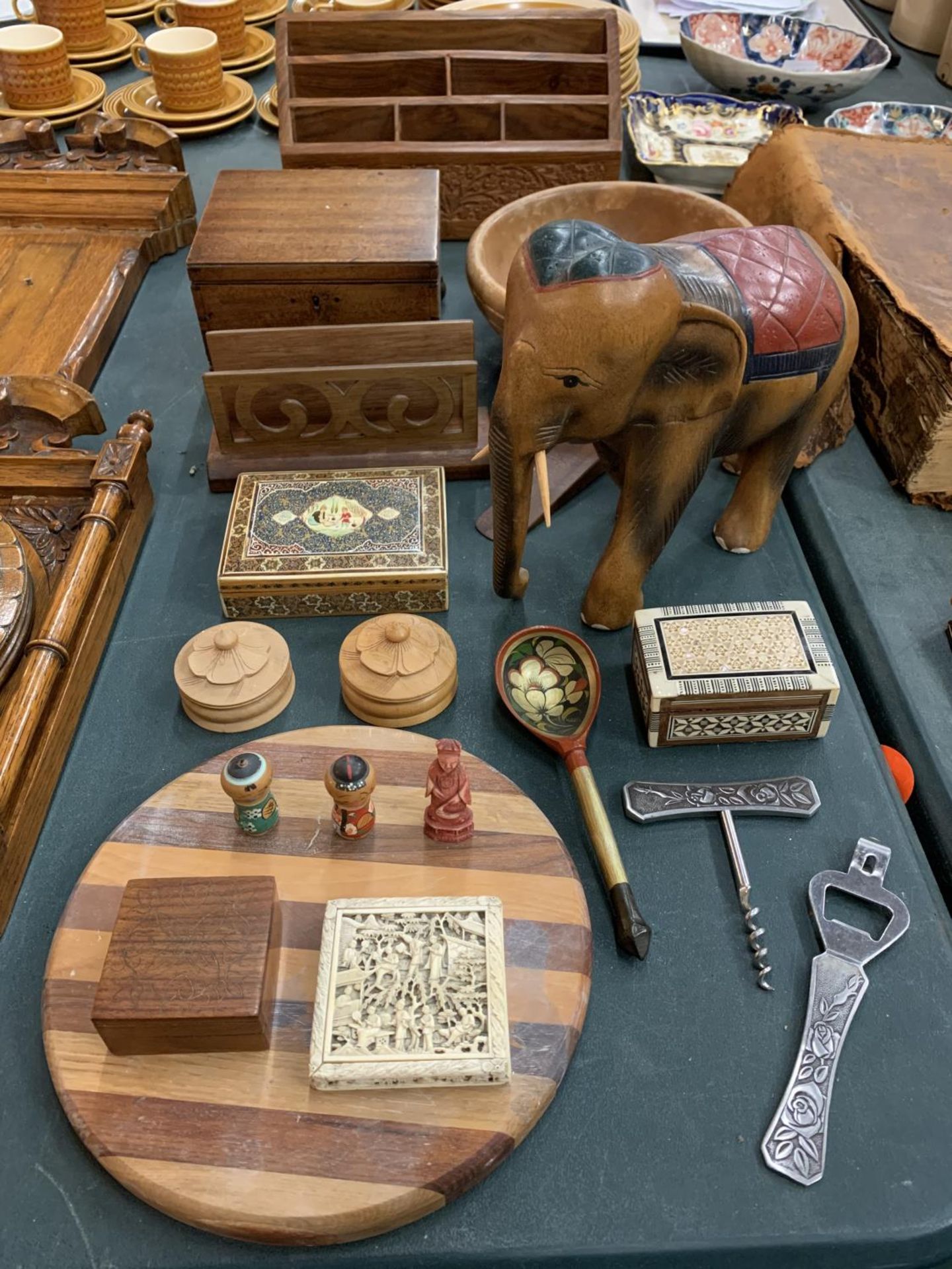 AN ASSORTMENT OF VARIOUS VINTAGE TREEN ITEMS TO INCLUDE A DESK TIDY, A FIGURE IN THE FORM OF AN