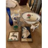 A COLLECTION OF MIXED CERAMICS AND GLASS WARE TO INCLUDE DELFT TILES, A GILT AND BLUE EMBOSSED