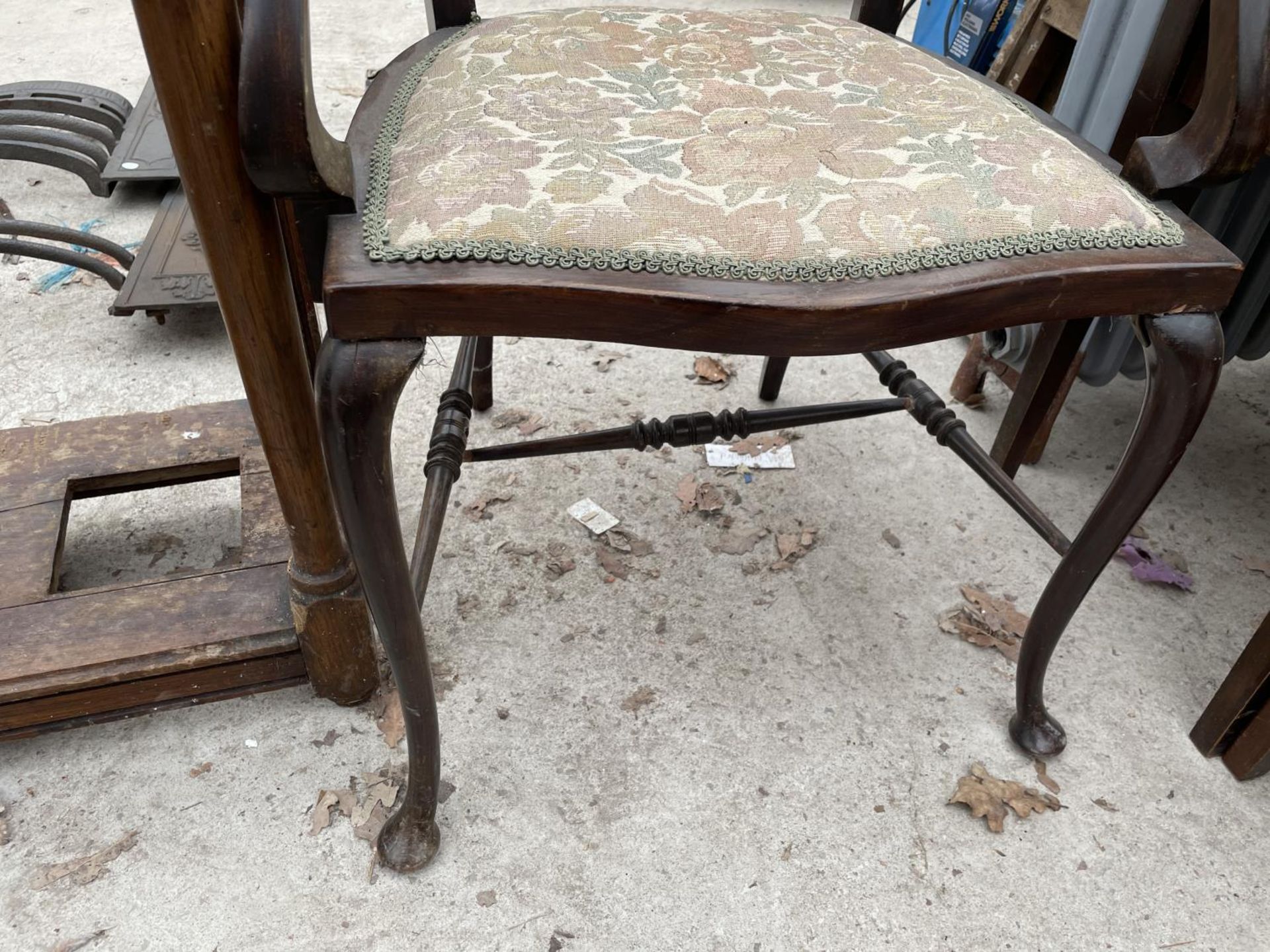 AN EDWARDIAN MAHOGANY ELBOW CHAIR ON FRONT CABRIOLE LEGS - Image 3 of 3