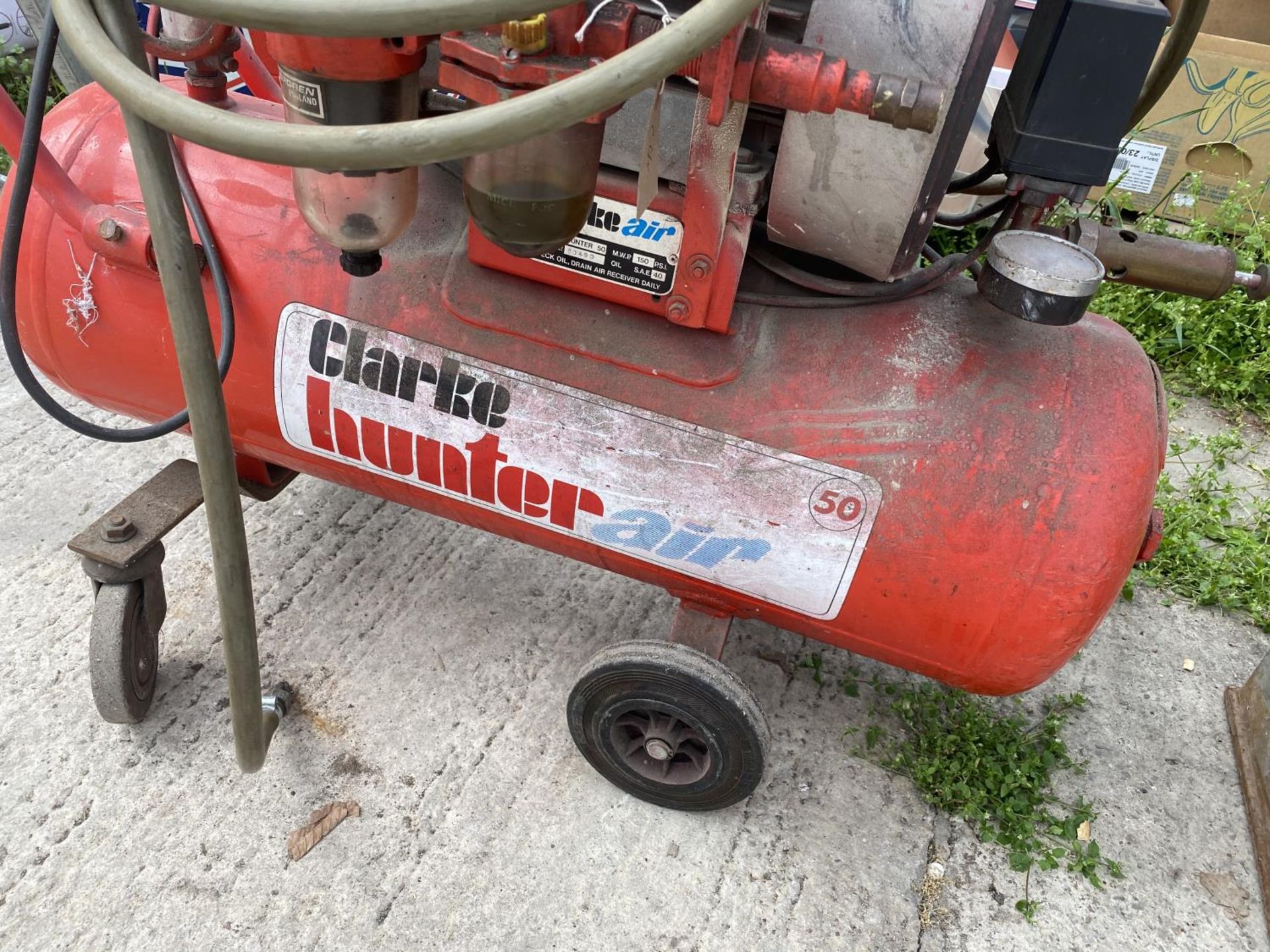 A CLARKE HUNTER AIR COMPRESSOR BELIEVED WORKING ORDER BUT NO WARRANTY - Image 4 of 8