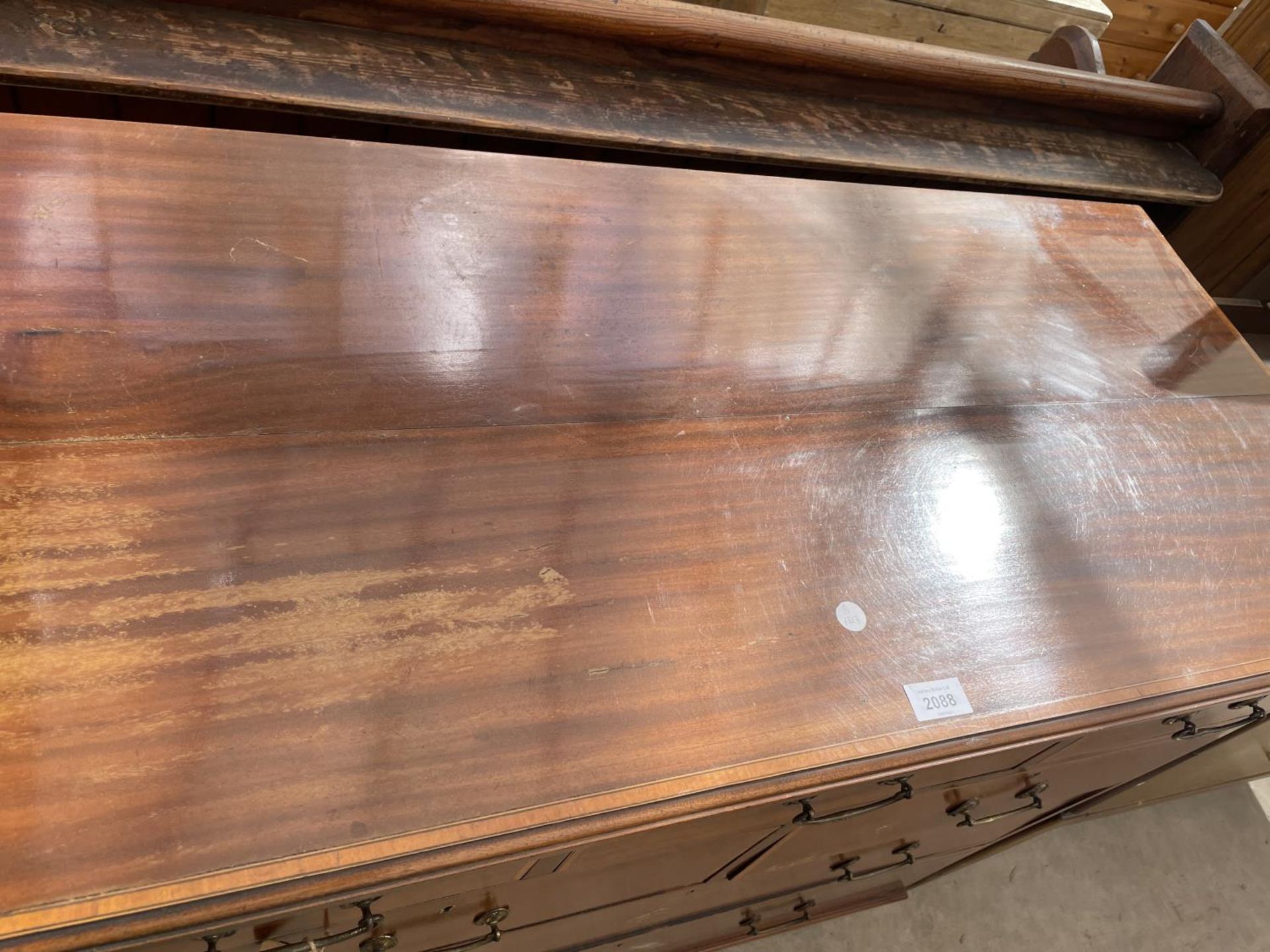 AN EDWARDIAN MAHOGANY AND INLAID CHEST OF TWO LONG DRAWERS, 40" WIDE - Image 2 of 5