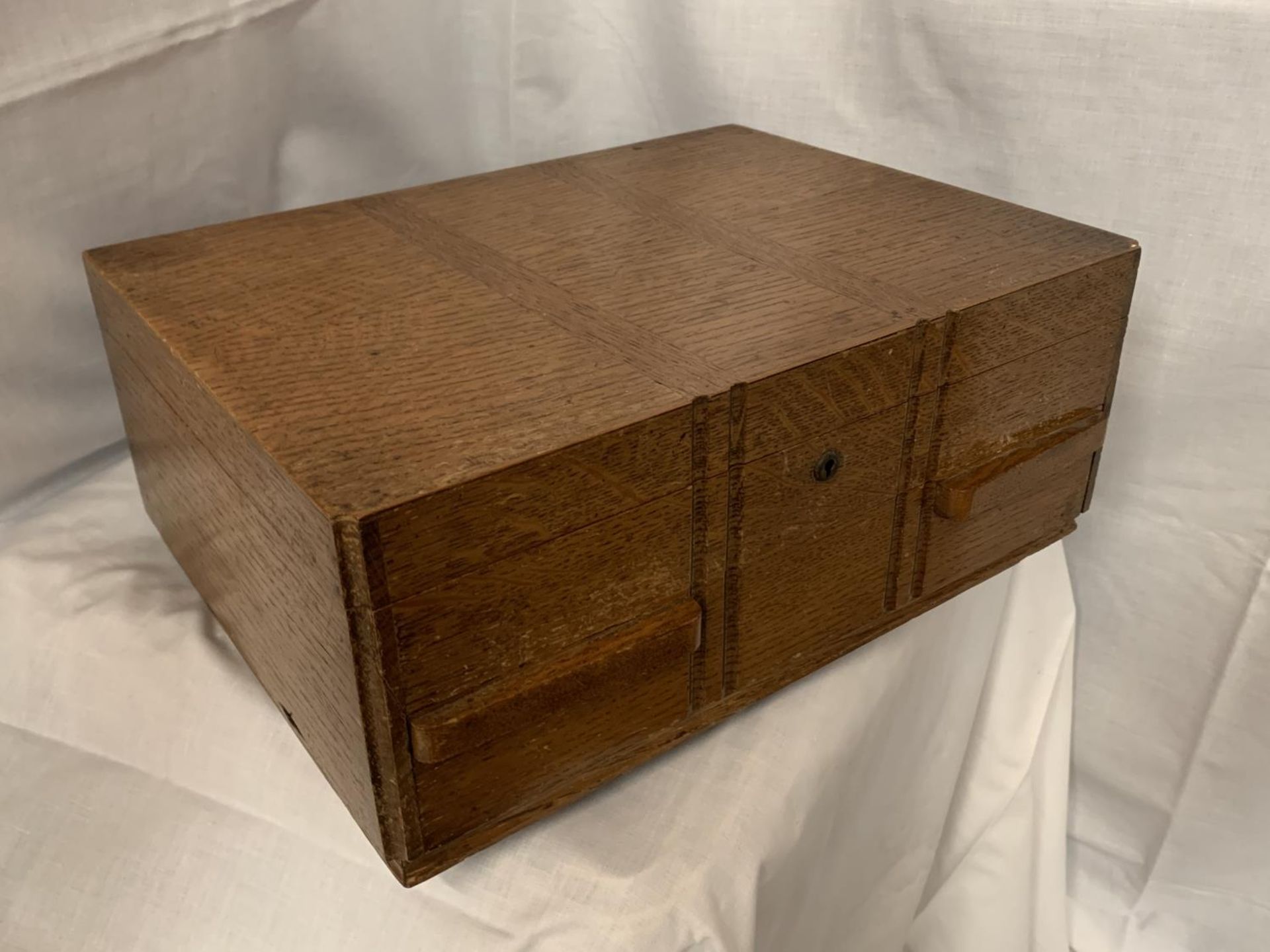 A LARGE OAK BOX WITH WOODEN CROSSBANDING DETAIL CONTAINING SILVER PLATE FLATWARE (TWELVE PLACE - Image 5 of 5