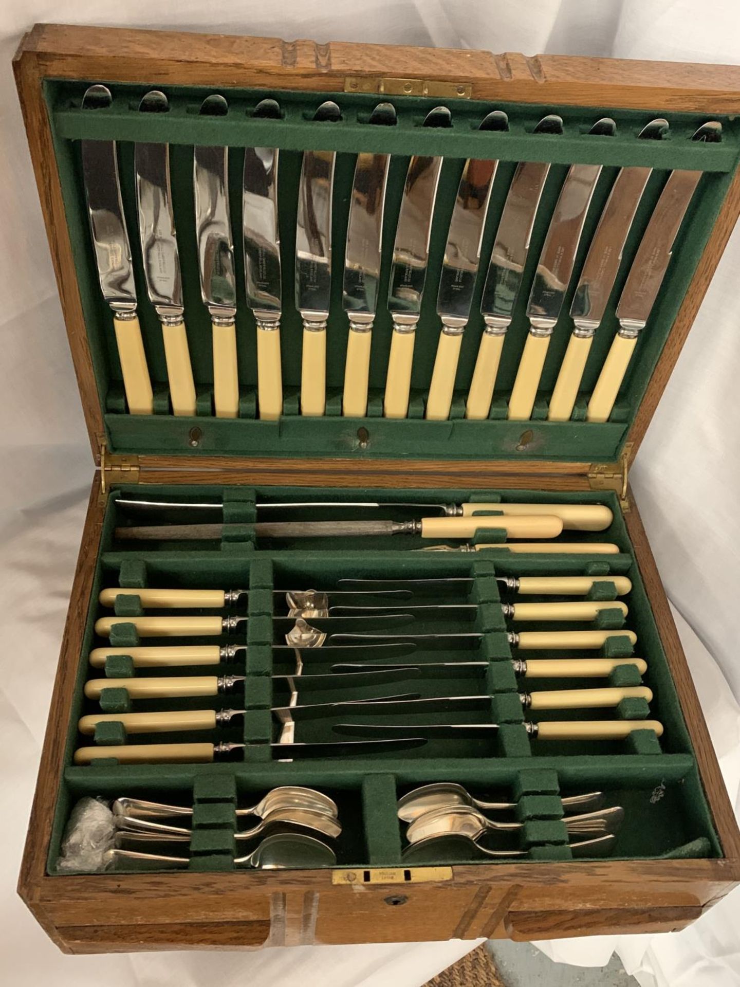 A LARGE OAK BOX WITH WOODEN CROSSBANDING DETAIL CONTAINING SILVER PLATE FLATWARE (TWELVE PLACE - Image 2 of 5