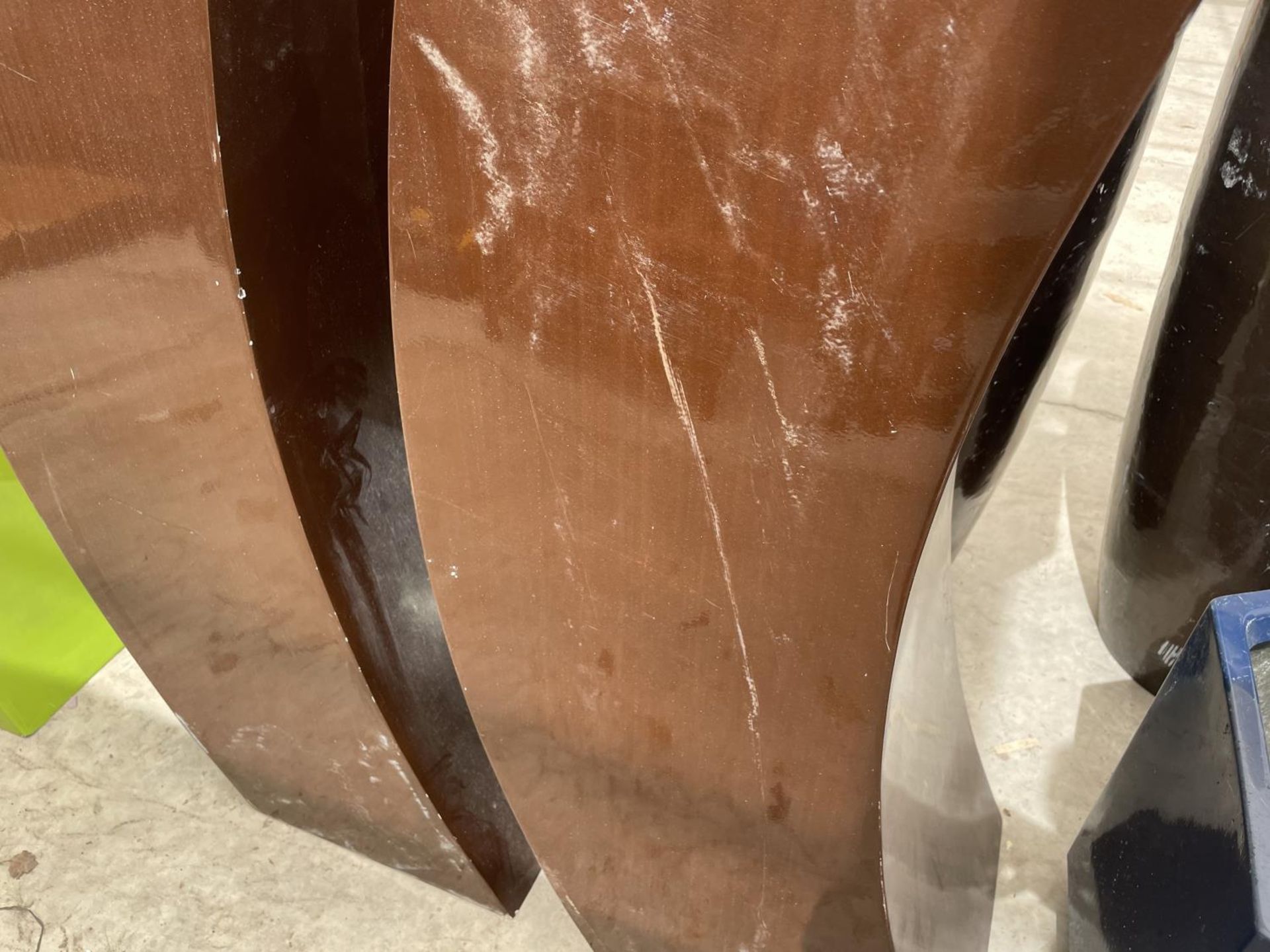 A PAIR OF DECORATIVE BROWN CURVED FIBRE GLASS PLANTERS (H:120CM) - Image 3 of 3