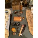 A SELECTION OF TREEN ITEMS TO INCLUDE A MAHOGANY CANDLE STICK WITH BRASS DETAIL, FIVE CARVED