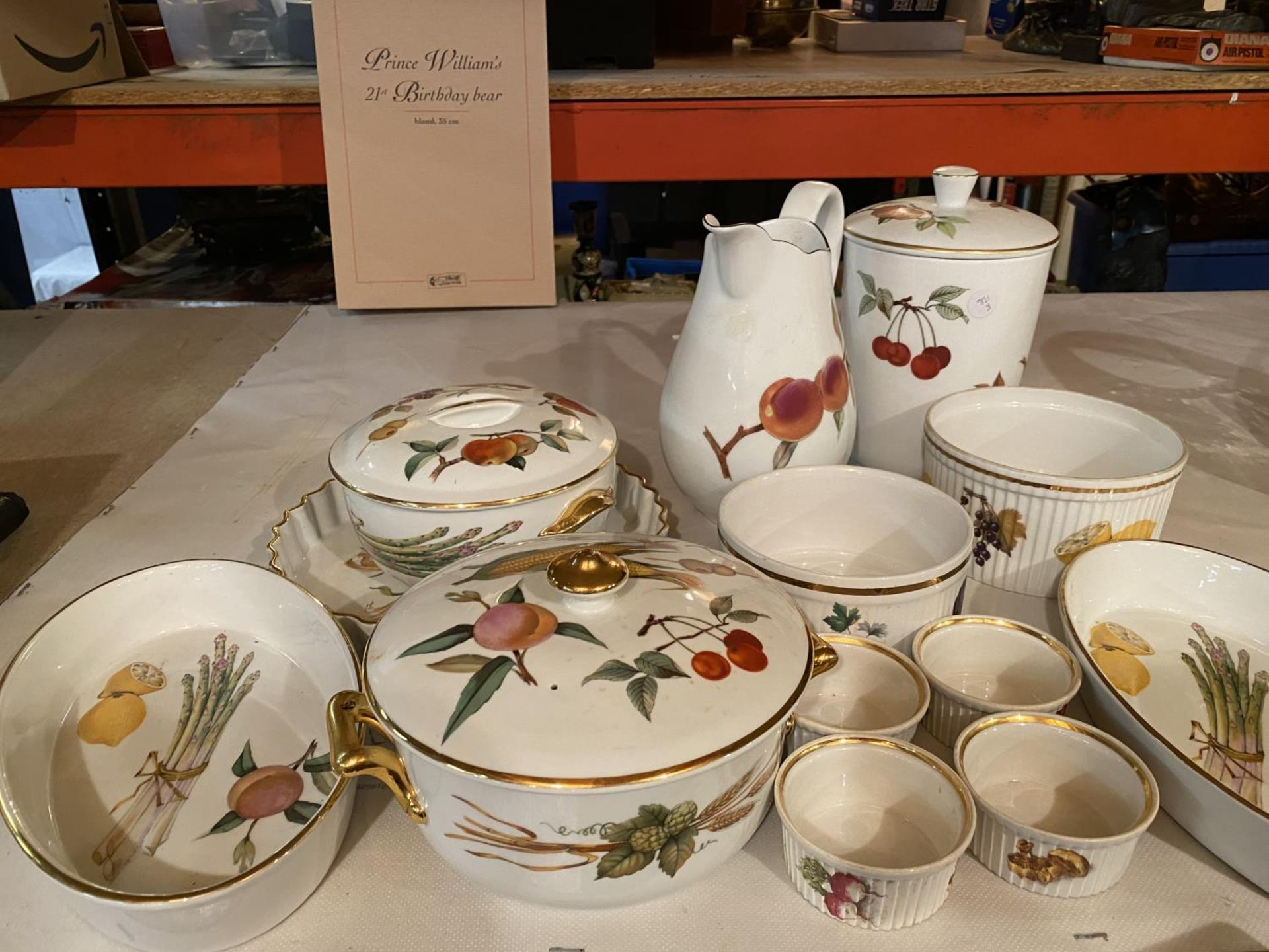 A MIXED COLLECTION OF ROYAL WORCESTER WARE TO INCLUDE LIDDED VEGETABLE DISHES, LARGE JUG, LIDDED - Image 3 of 3