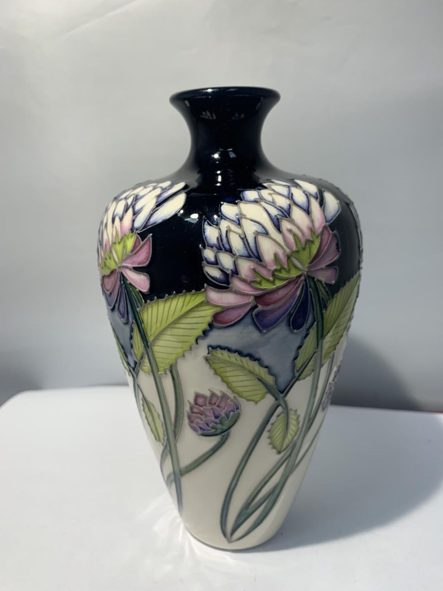 A MOORCROFT TREFOIL VASE 6 INCHES TALL - Image 2 of 3