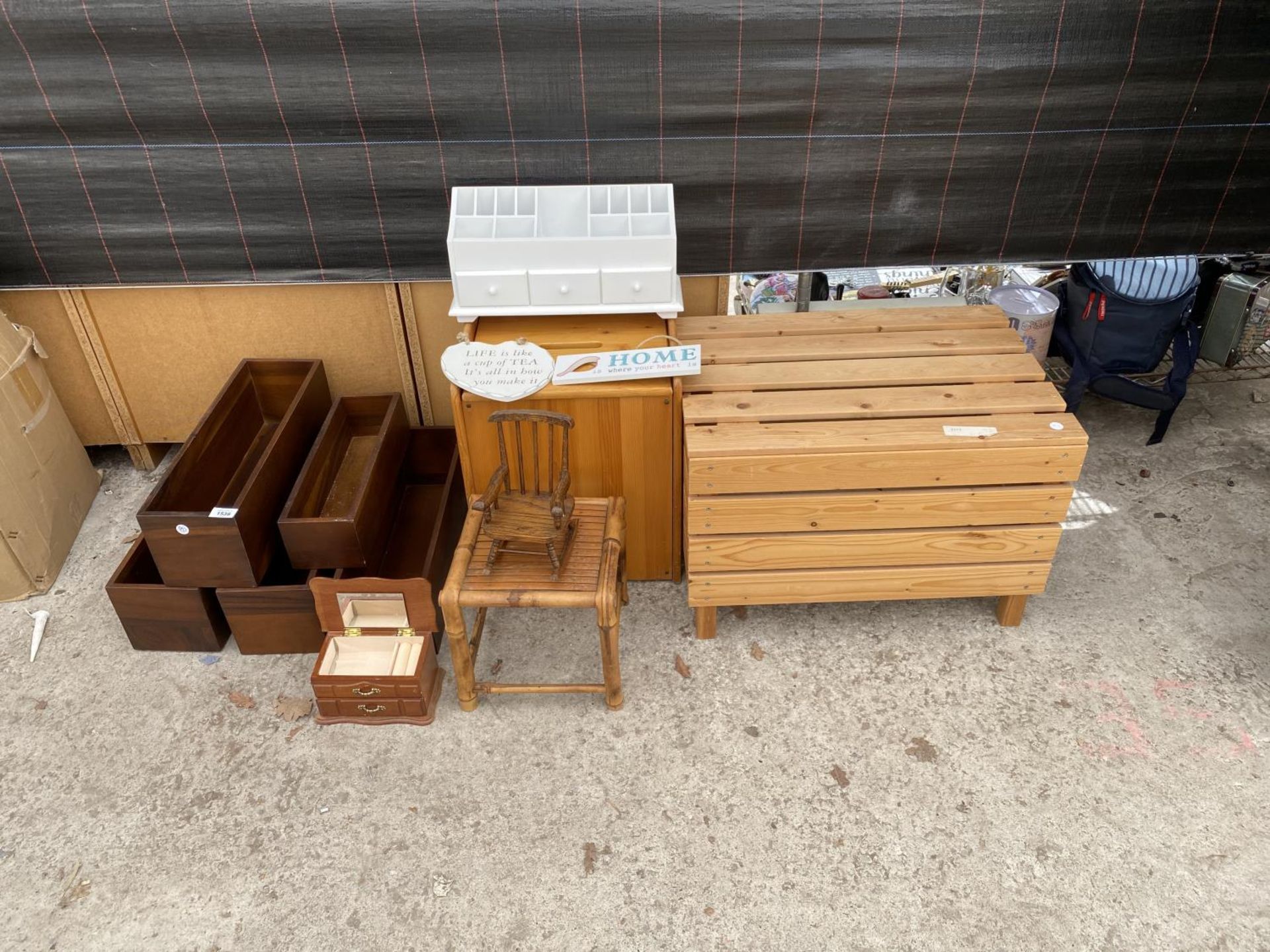 AN ASSORTMENT OF TREEN ITEMS TO INCLUDE A JEWELLERY BOX, A SMALL WOODEN ROCKING CHAIR AND A STOOL