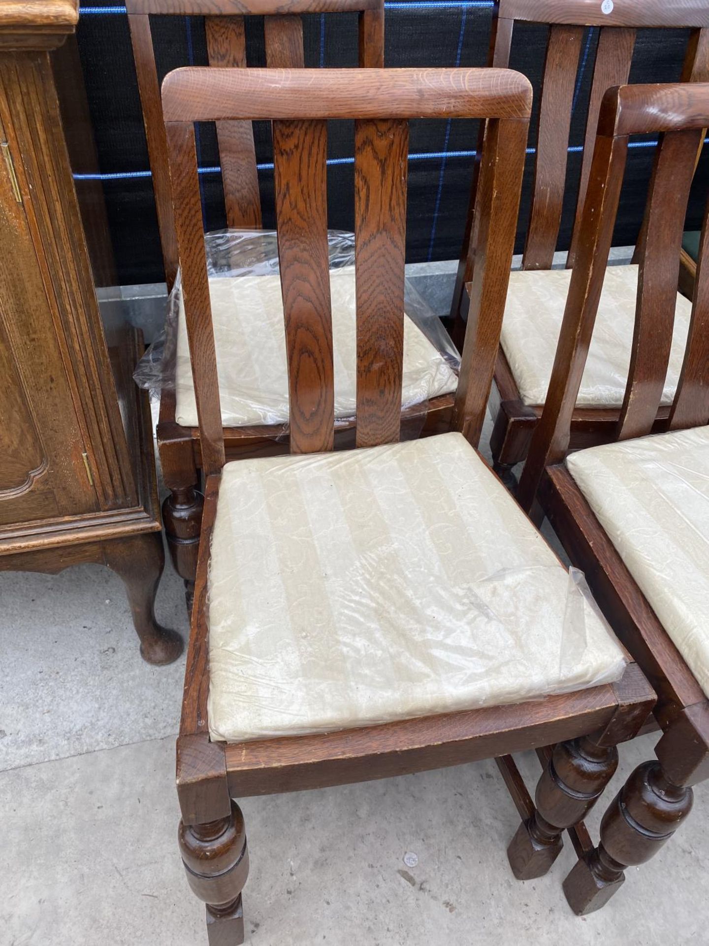 A SET OF FOUR EARLY 20TH CENTURY DINING CHAIRS WITH TURNED FRONT LEGS - Image 2 of 3