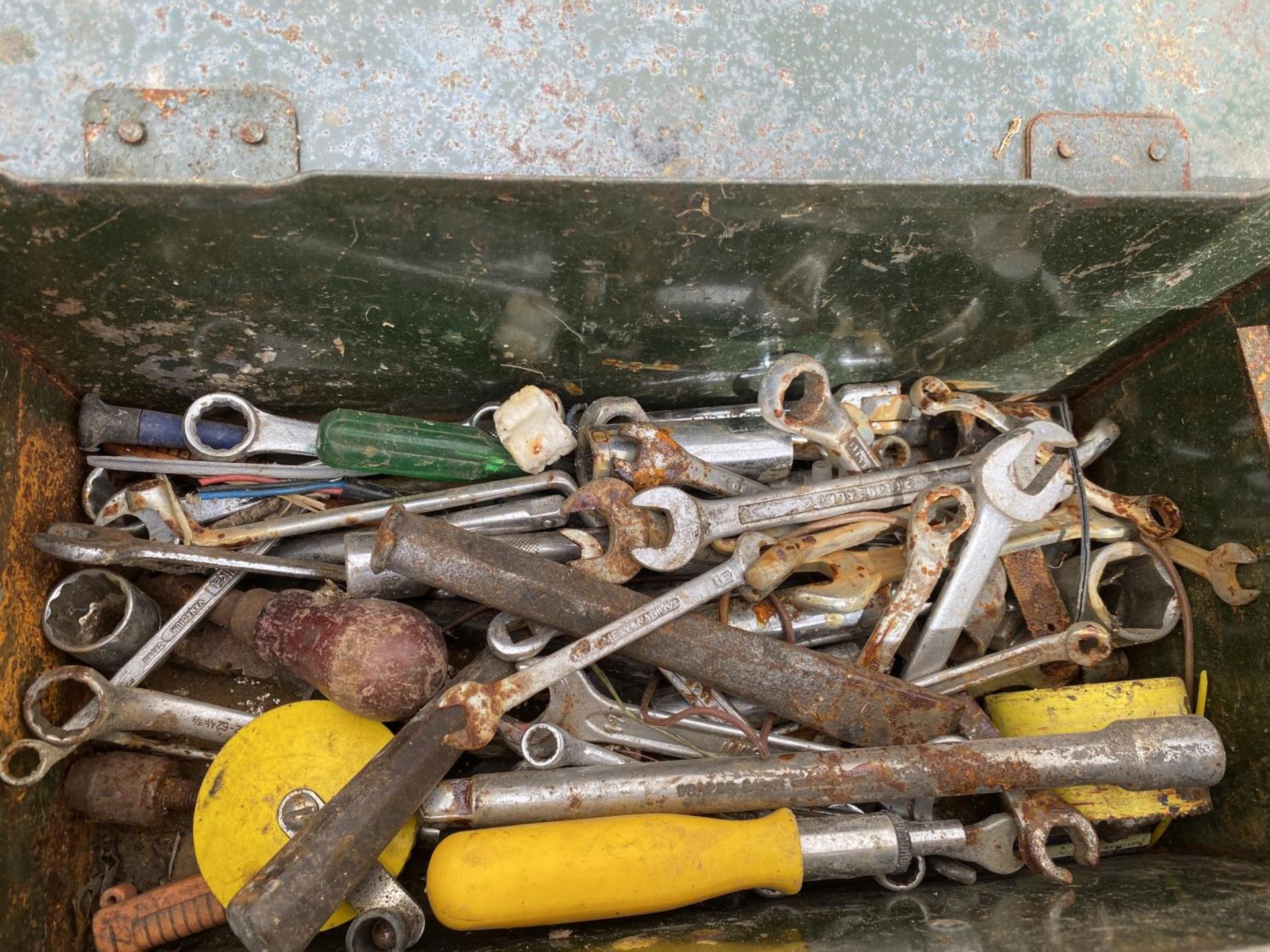 AN ASSORTMENT OF HAND TOOLS TO INCLUDE SPANNERS, CHISELS AND SCREW DRIVERS ETC - Image 3 of 4