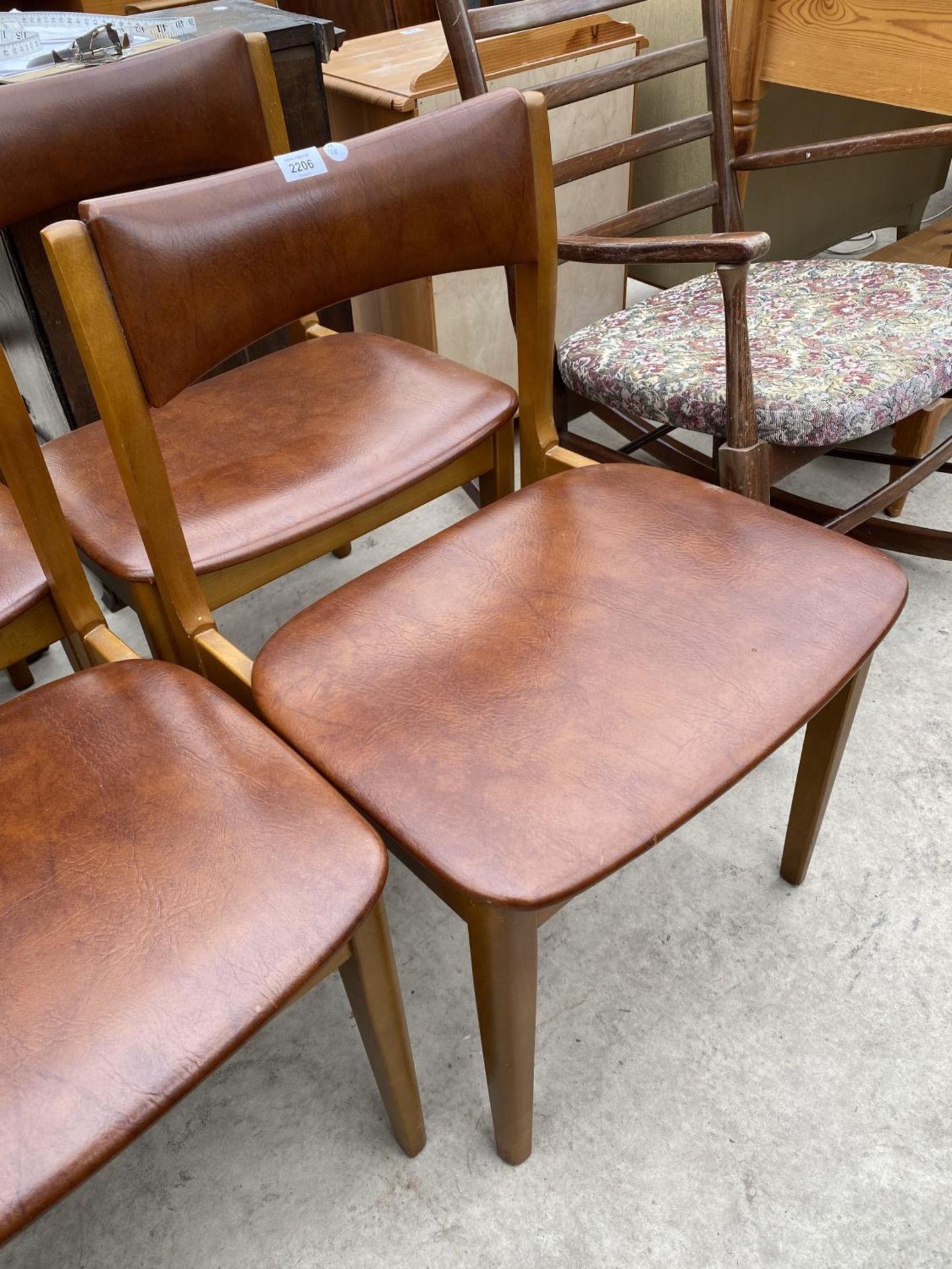 A SET OF FOUR RETRO TEAK DINING CHAIRS - Image 3 of 5