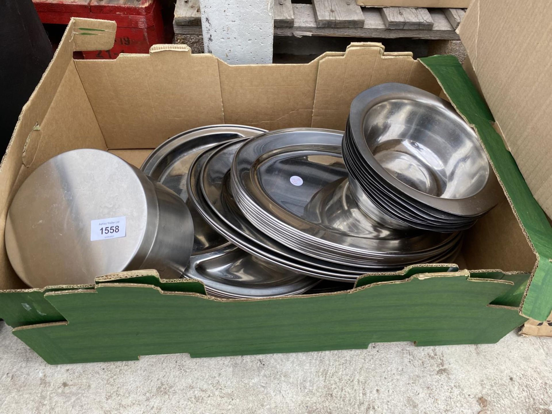 A LARGE ASSORTMENT OF STAINLESS STEEL KITCHEN ITEMS TO INCLUDE TRAYS AND FLAN DISHES ETC