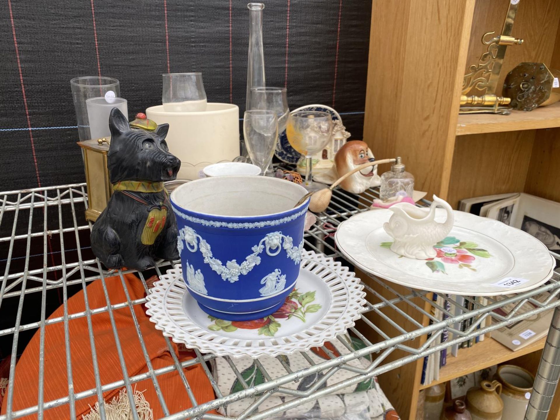 AN ASSORTMENT OF ITEMS TO INCLUDE PLATES, GLASSES AND BOWLS ETC