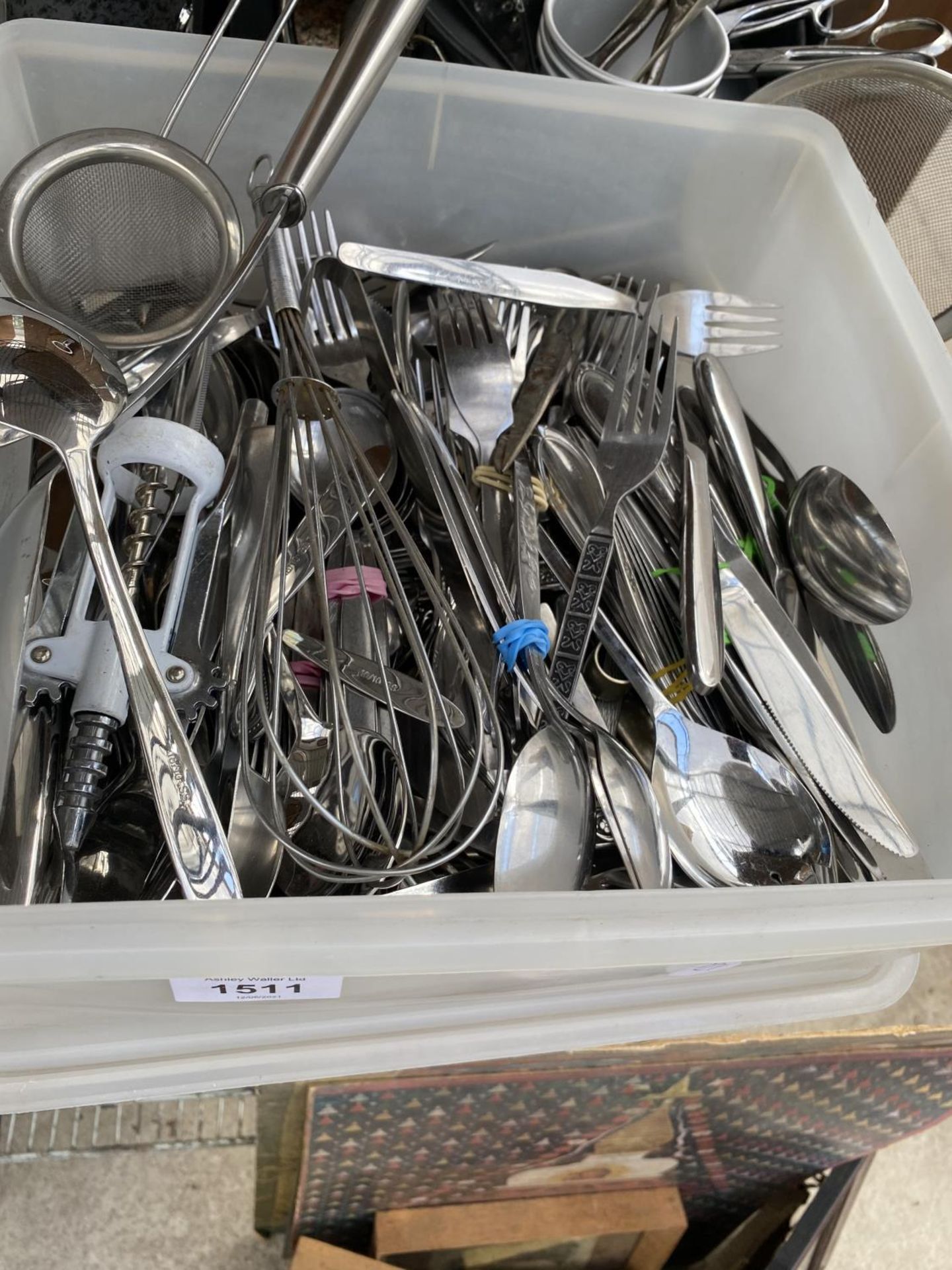 A LARGE QUANTITY OF KITCHEN ITEMS TO INCLUDE FLATWARE, BOTTLE OPENERS AND KNIVES ETC - Image 2 of 5