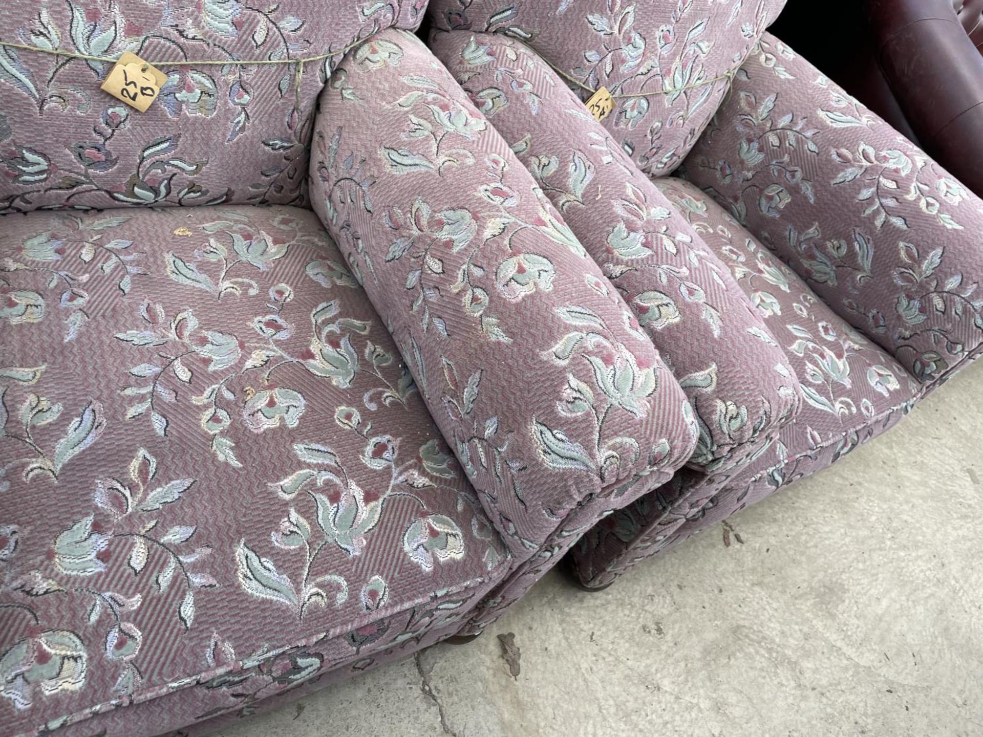 A PAIR OF EDARDIAN SPRUNG AND UPHOLSTERED EASY CHAIRS ON FRONT BUN FEET - Image 3 of 4