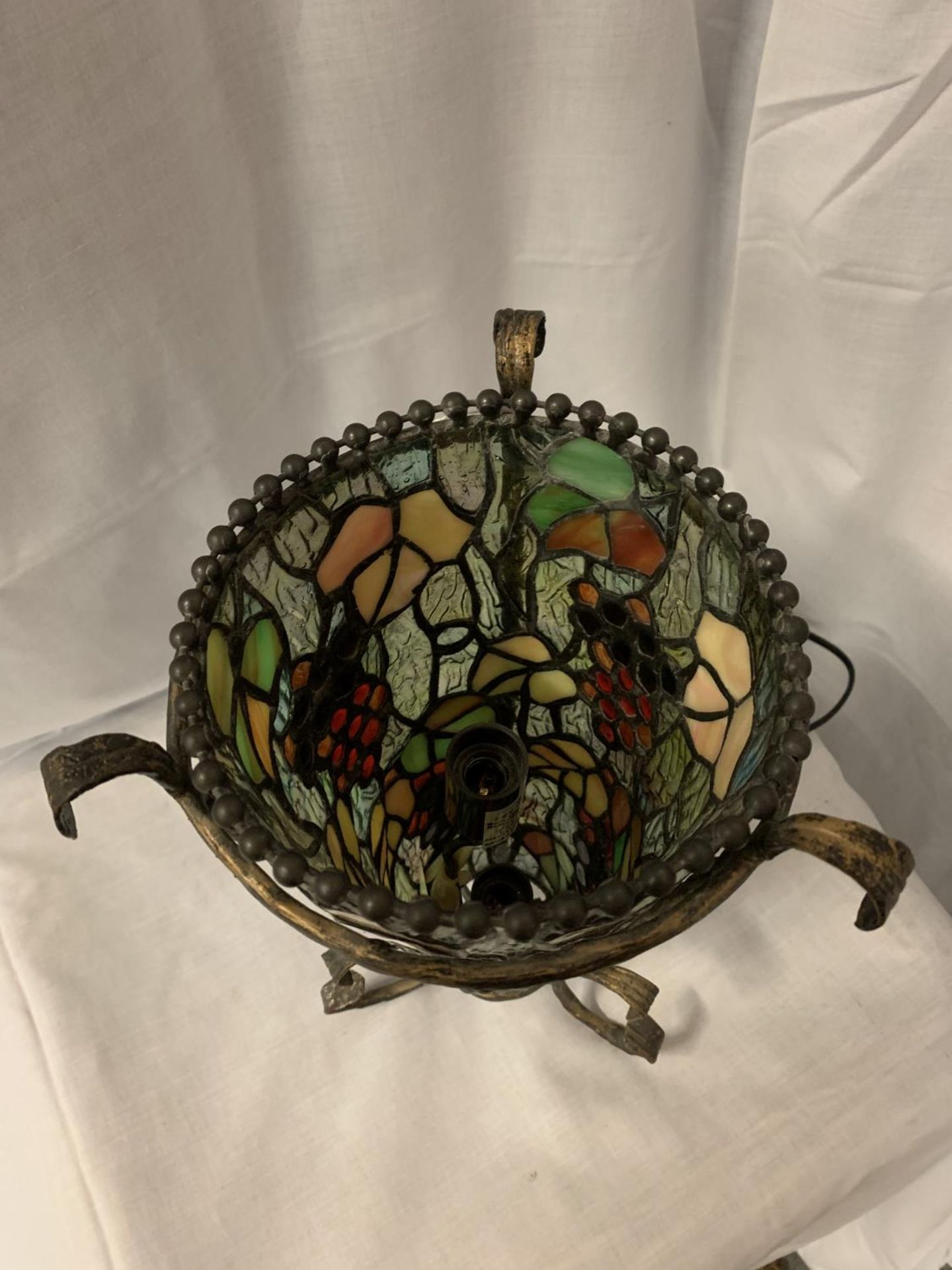 A TIFFANY STYLE VASE SHAPED LAMP H:35CM - Image 3 of 3