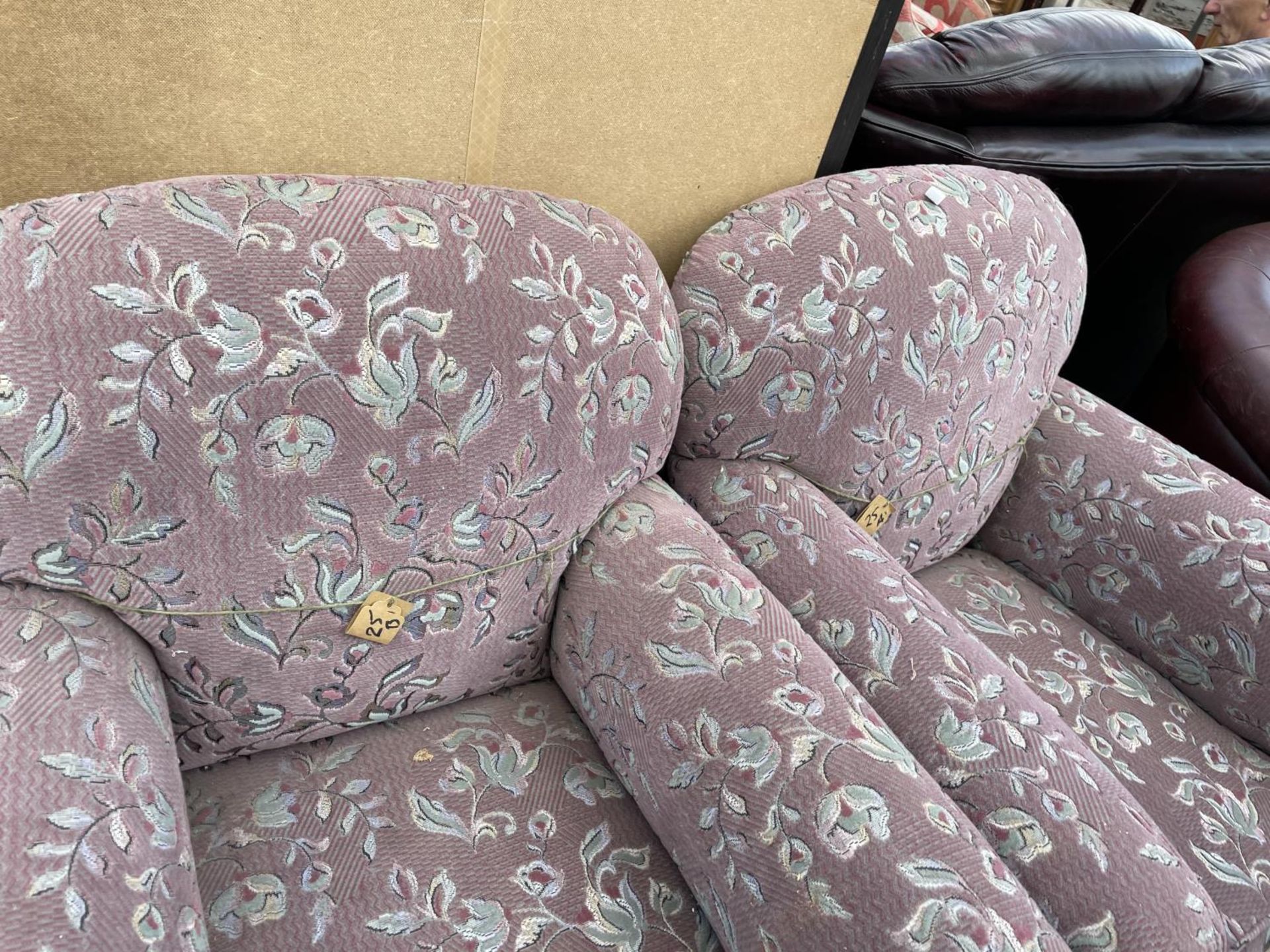 A PAIR OF EDARDIAN SPRUNG AND UPHOLSTERED EASY CHAIRS ON FRONT BUN FEET - Image 2 of 4