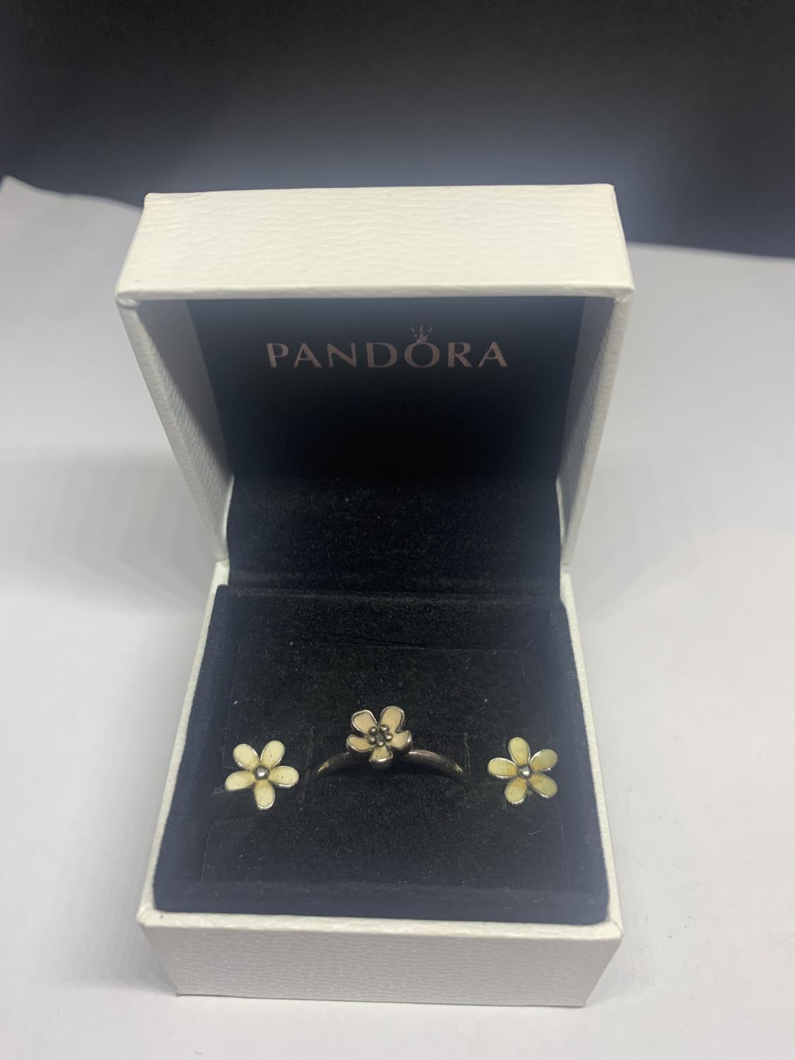 A PANDORA FLOWER RING SIZE N AND A PAIR OF MATCHING EARRINGS IN A PRESENTATION BOX