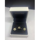 A PANDORA FLOWER RING SIZE N AND A PAIR OF MATCHING EARRINGS IN A PRESENTATION BOX