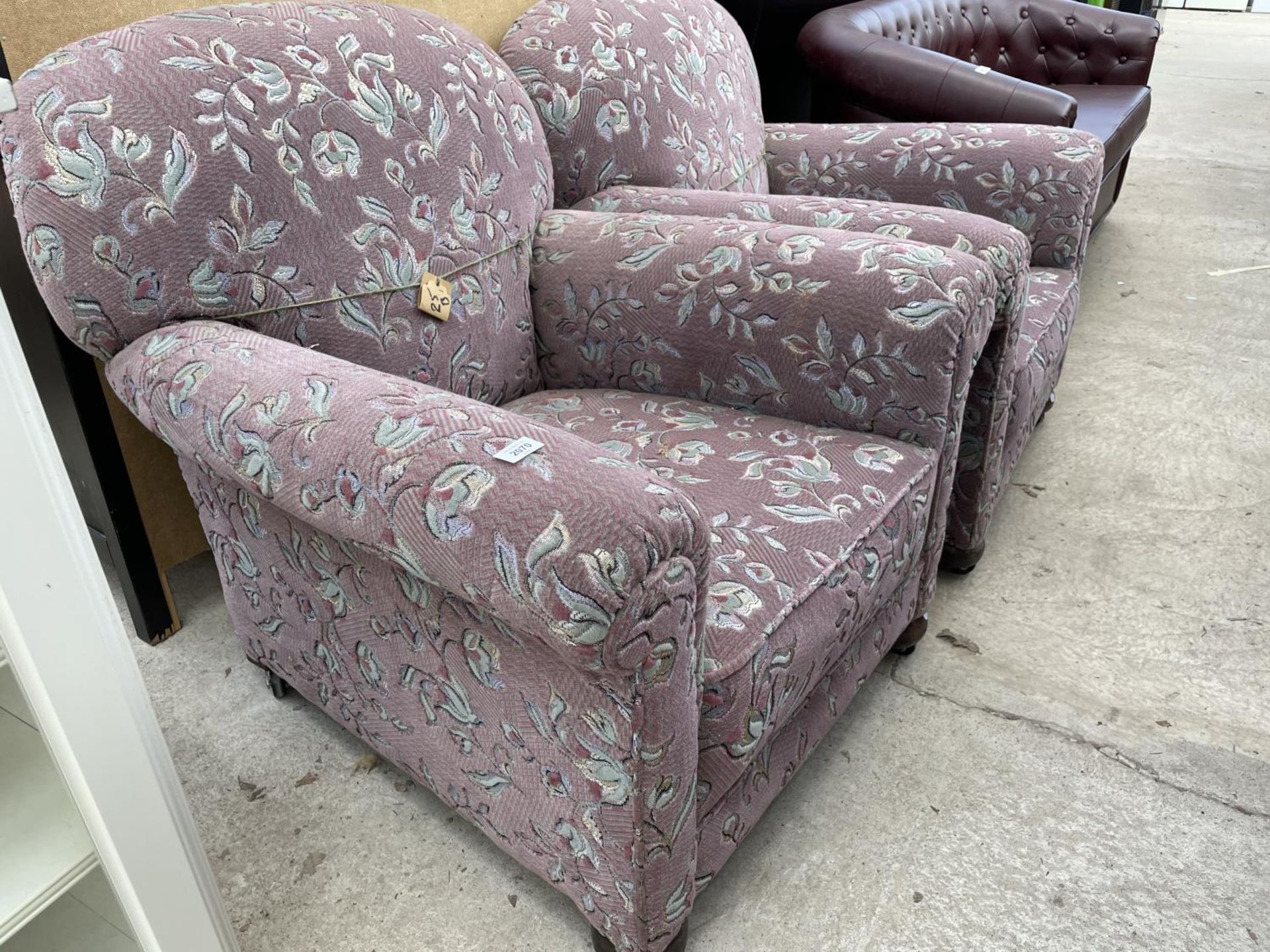 A PAIR OF EDARDIAN SPRUNG AND UPHOLSTERED EASY CHAIRS ON FRONT BUN FEET - Image 4 of 4