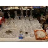 A LARGE COLLECTION OF GLASS WARE TO INCLUDE DECANTERS, BOWLS, GLASSES ETC